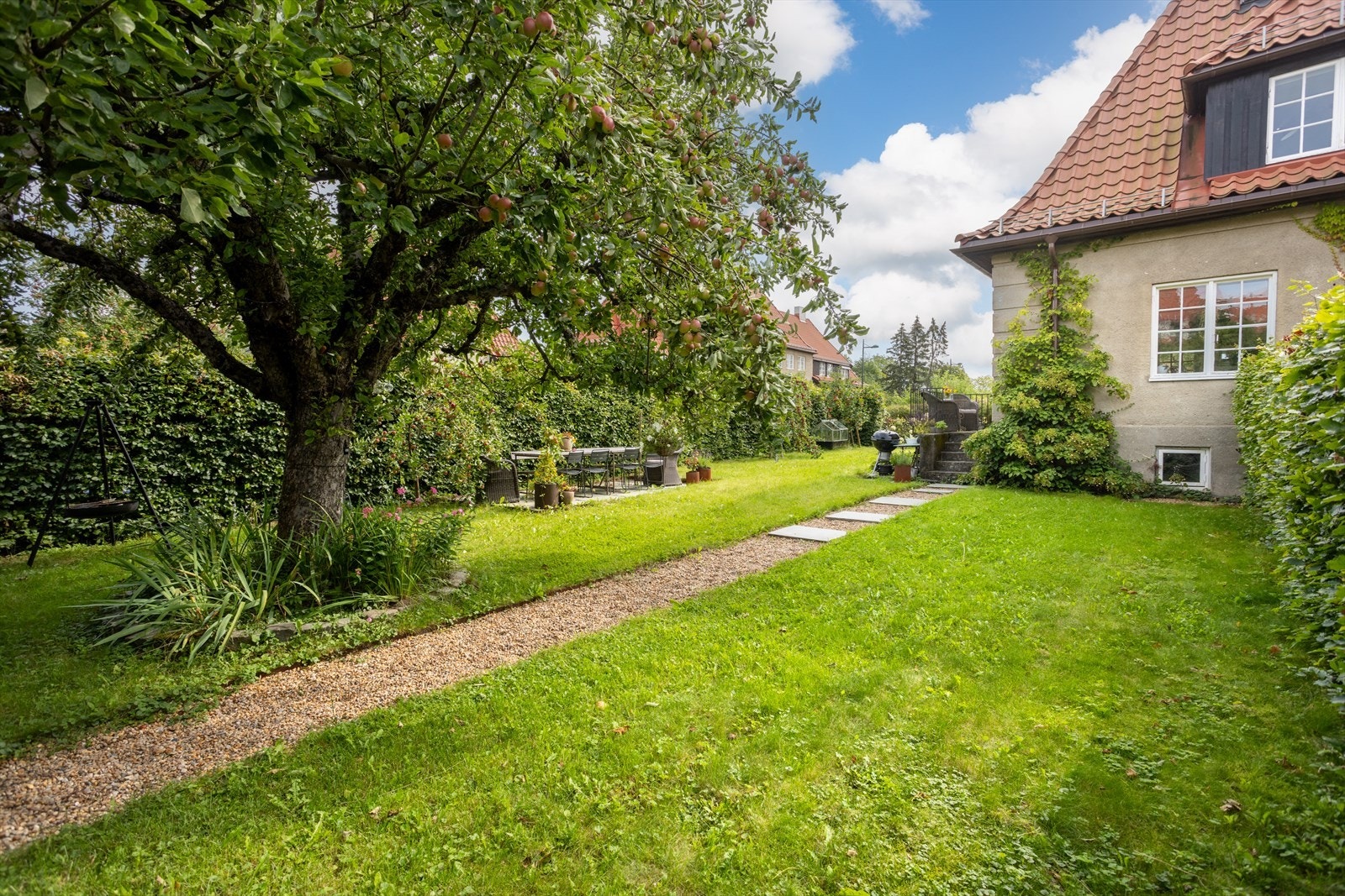 Rekkehuset har direkte utgang til en herlig hage av meget god størrelse. Her befinner man seg fredfullt og skjermet til. Galleribilde