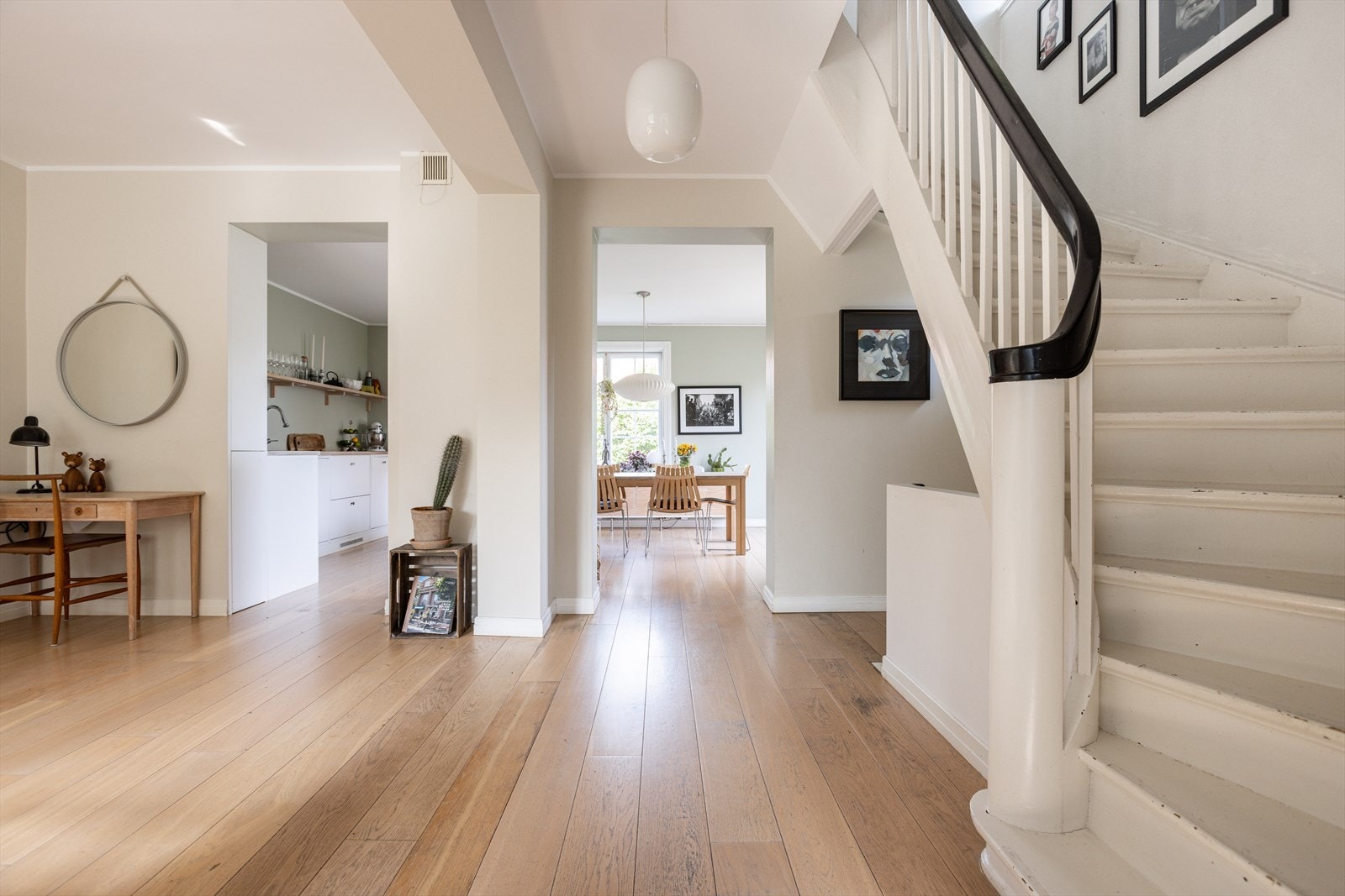 Det er vannbåren varme (bergvarme) i alle etasjer, bortsett fra på bad i 2. etasje og teknisk rom. Galleribilde