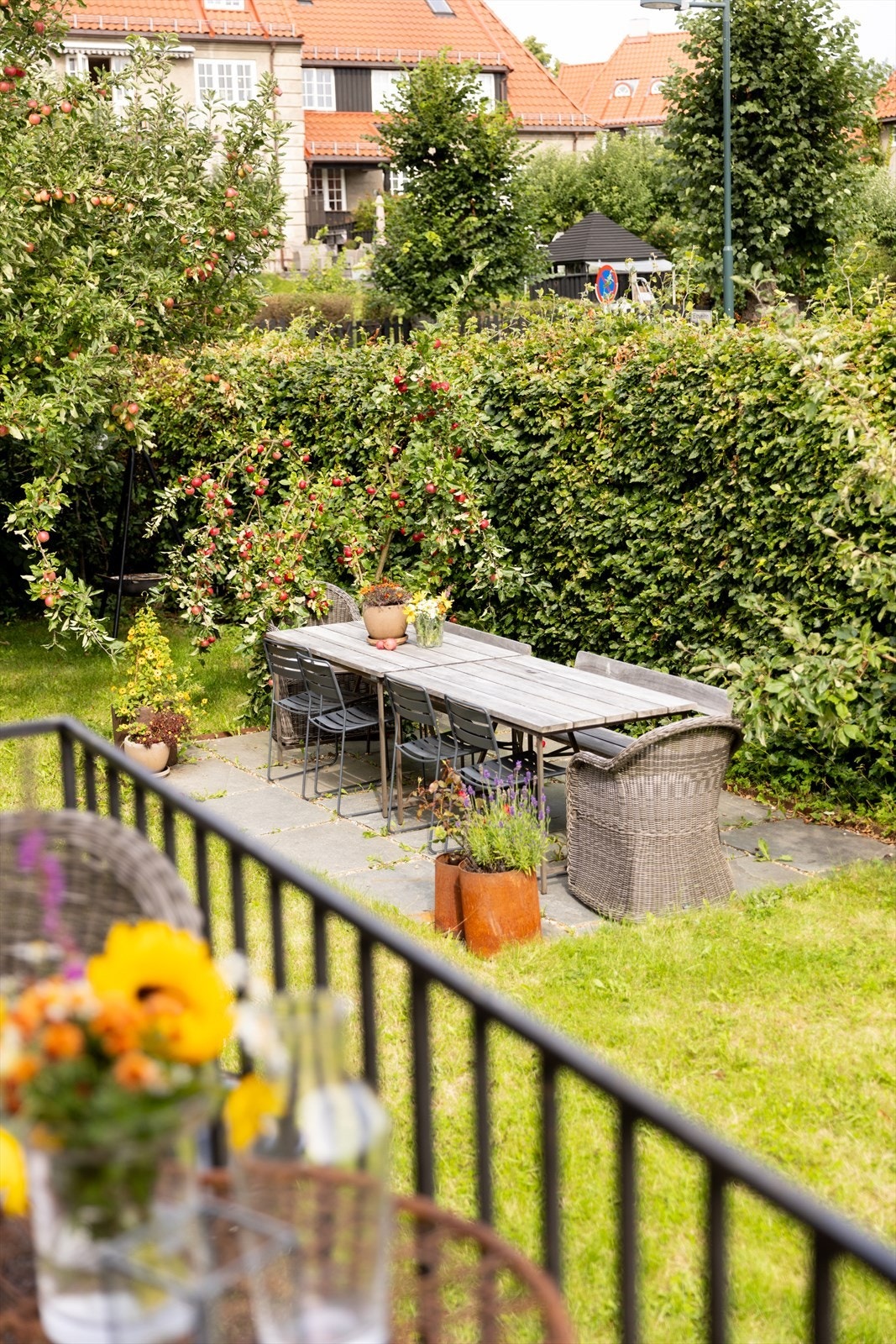 Detaljer | Fra verandaen til hagearealet. Galleribilde