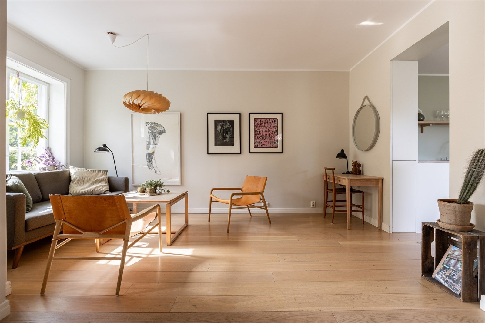 Boligen er meget innholdsrik, og beveger seg over fire plan med en familievennlig planløsning som gir rom for både store og små. Galleribilde