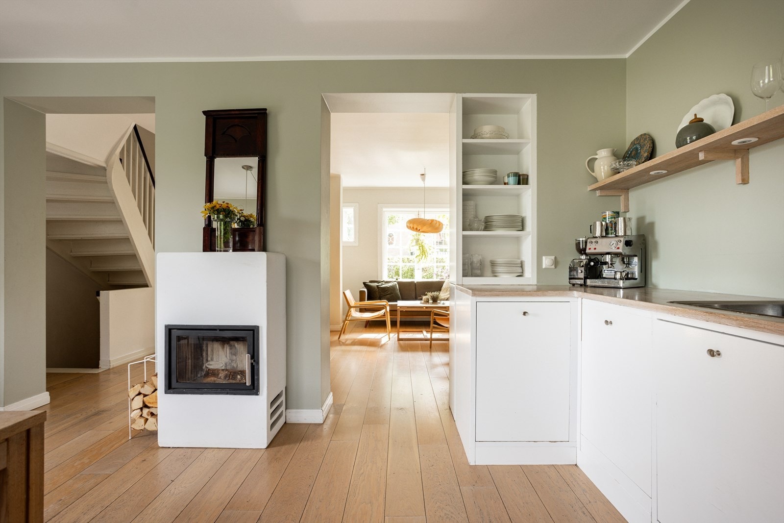 Kjøkkenet ligger i en delvis skjermet løsning, men befinner seg samtidig i en sosial tilknytning til resten av stuen. Galleribilde