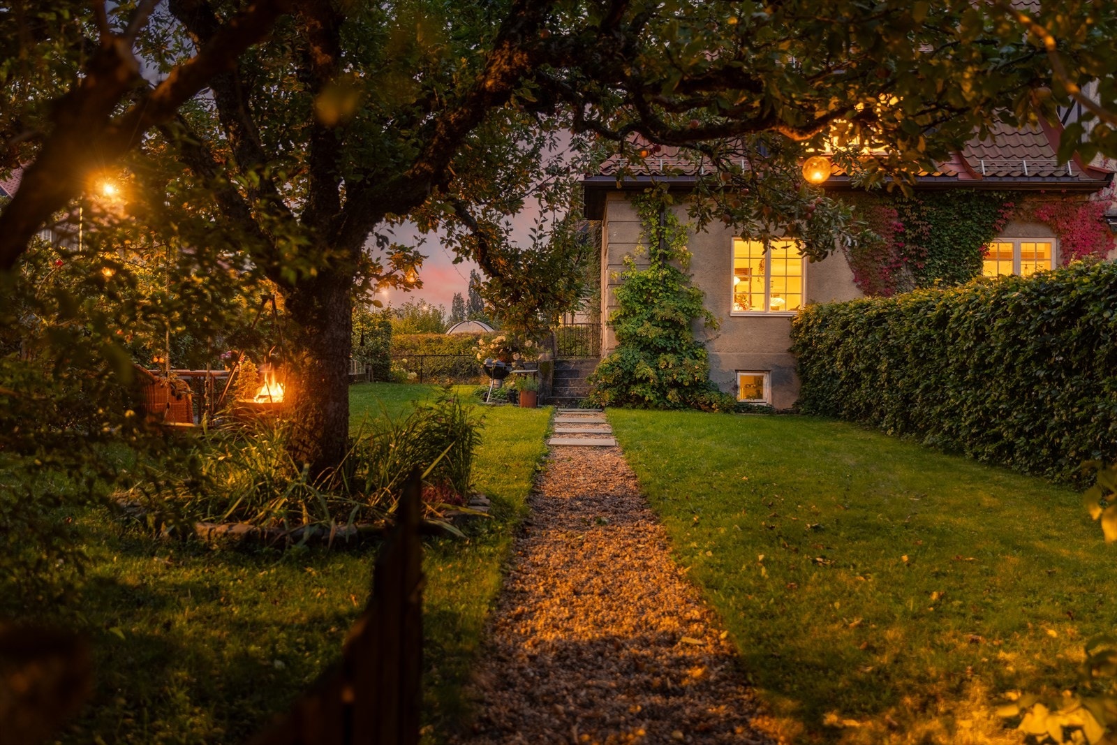 Et unikt, sjarmerende og flott enderekkehus med fantastisk beliggenhet i vakre Ullevål Hageby. Galleribilde