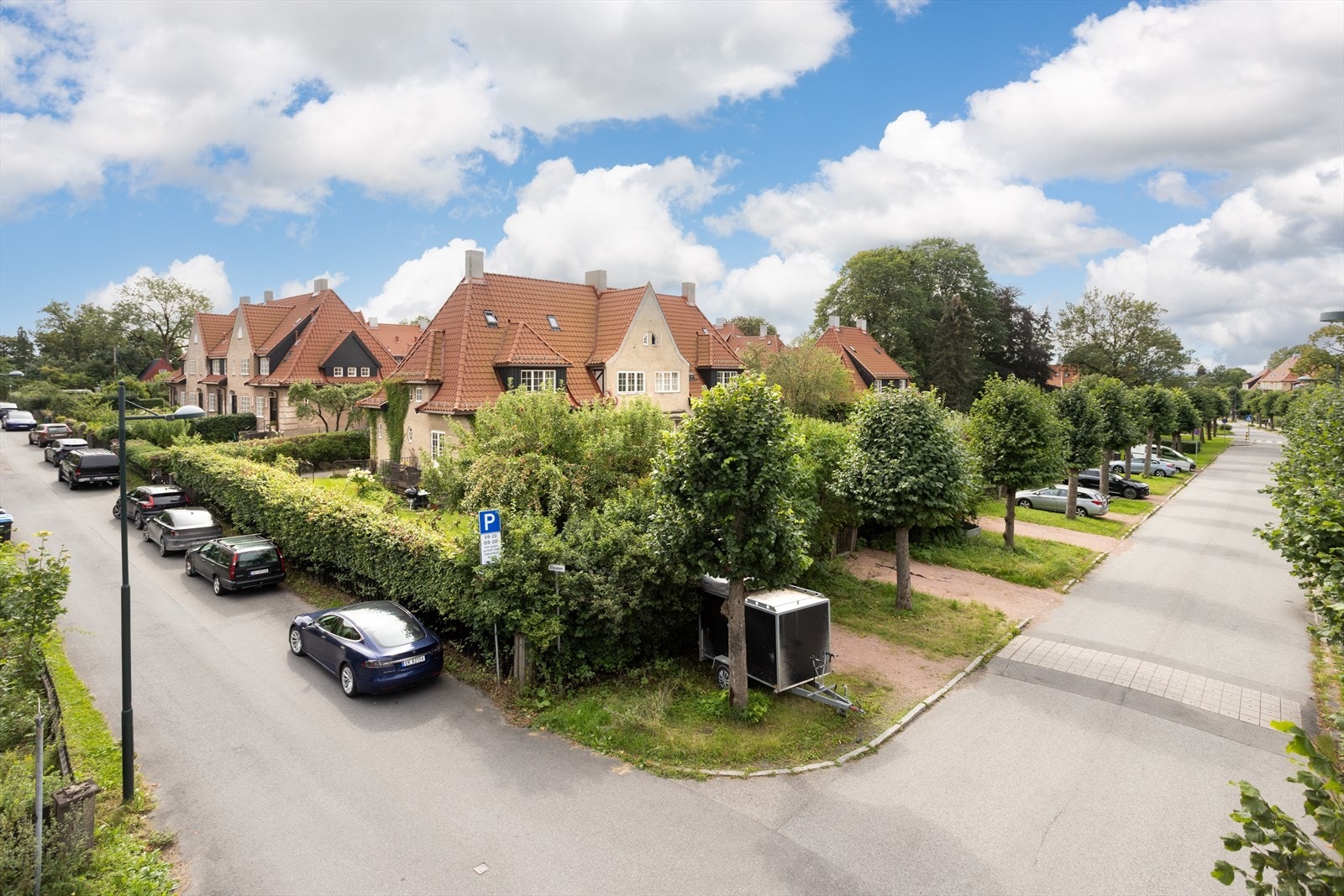 Selger har benyttet parkering mellom hagen og John Colletts allé. Se komplett salgsoppgave for mer informasjon. Galleribilde