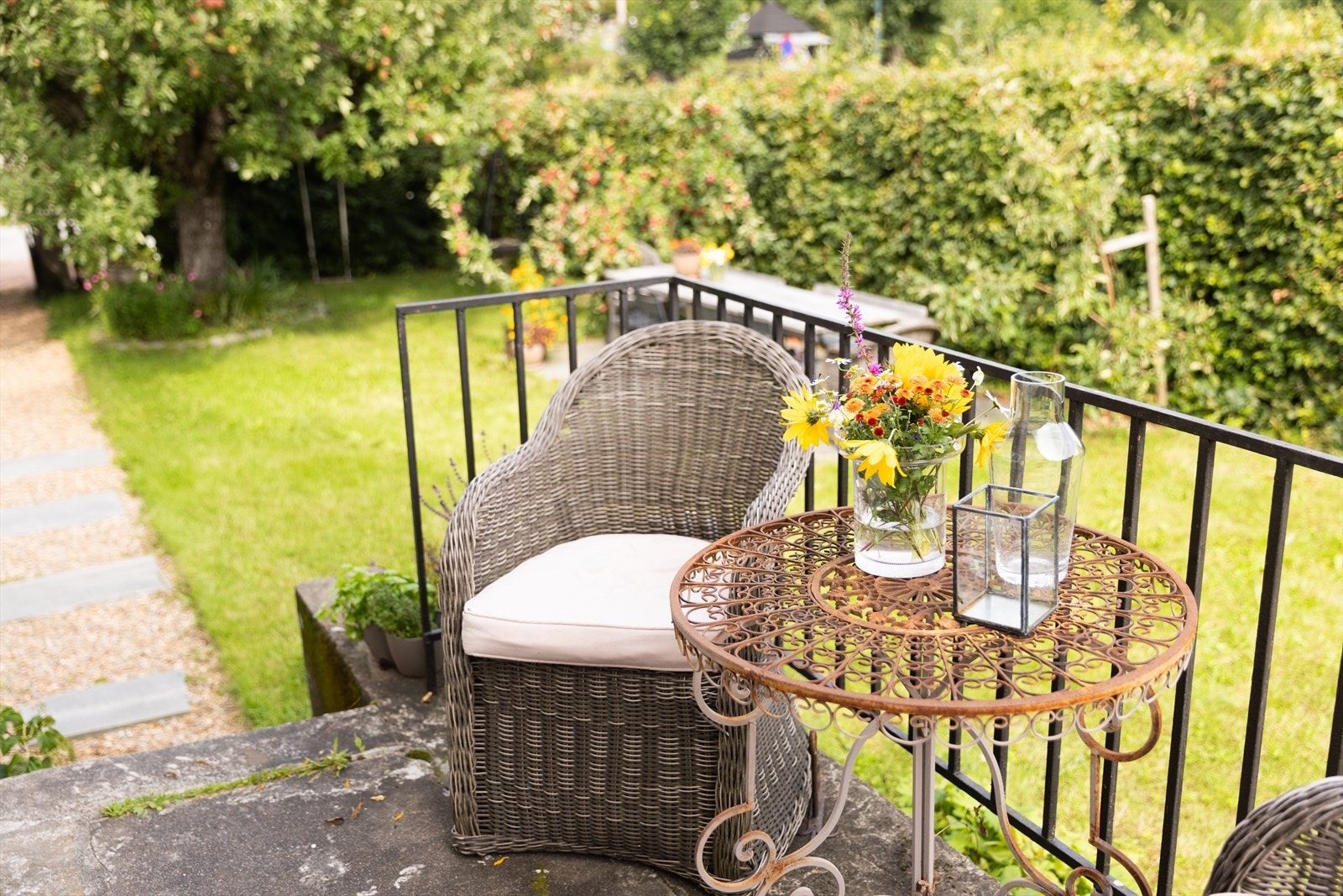 Verandaen har plass til enklere utemøblement - et herlig sted for å nyte morgenkaffen. Galleribilde