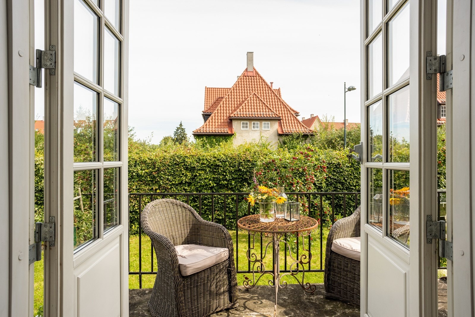 Fra kjøkkenet er det direkte utgang til liten veranda på 6 kvm med videre adkomst til hagearealet. Galleribilde