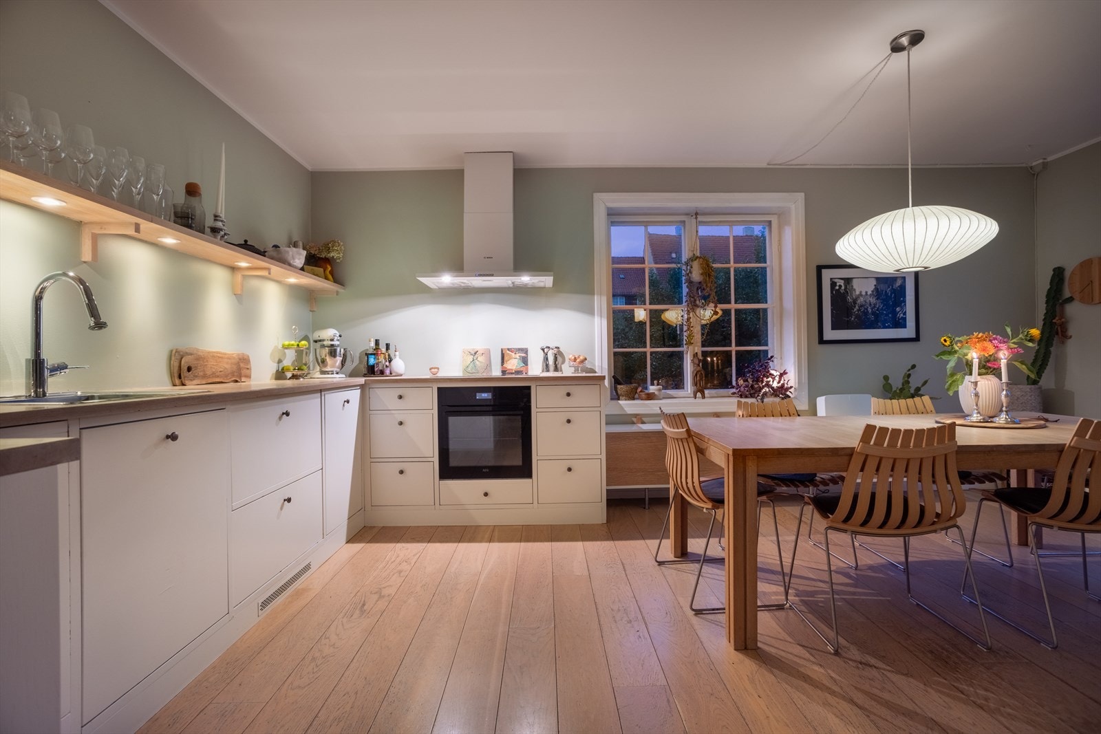 Dette er en ypperlig bolig som passer mennesker i flere ulike faser av livet, og både store og små familier. Galleribilde