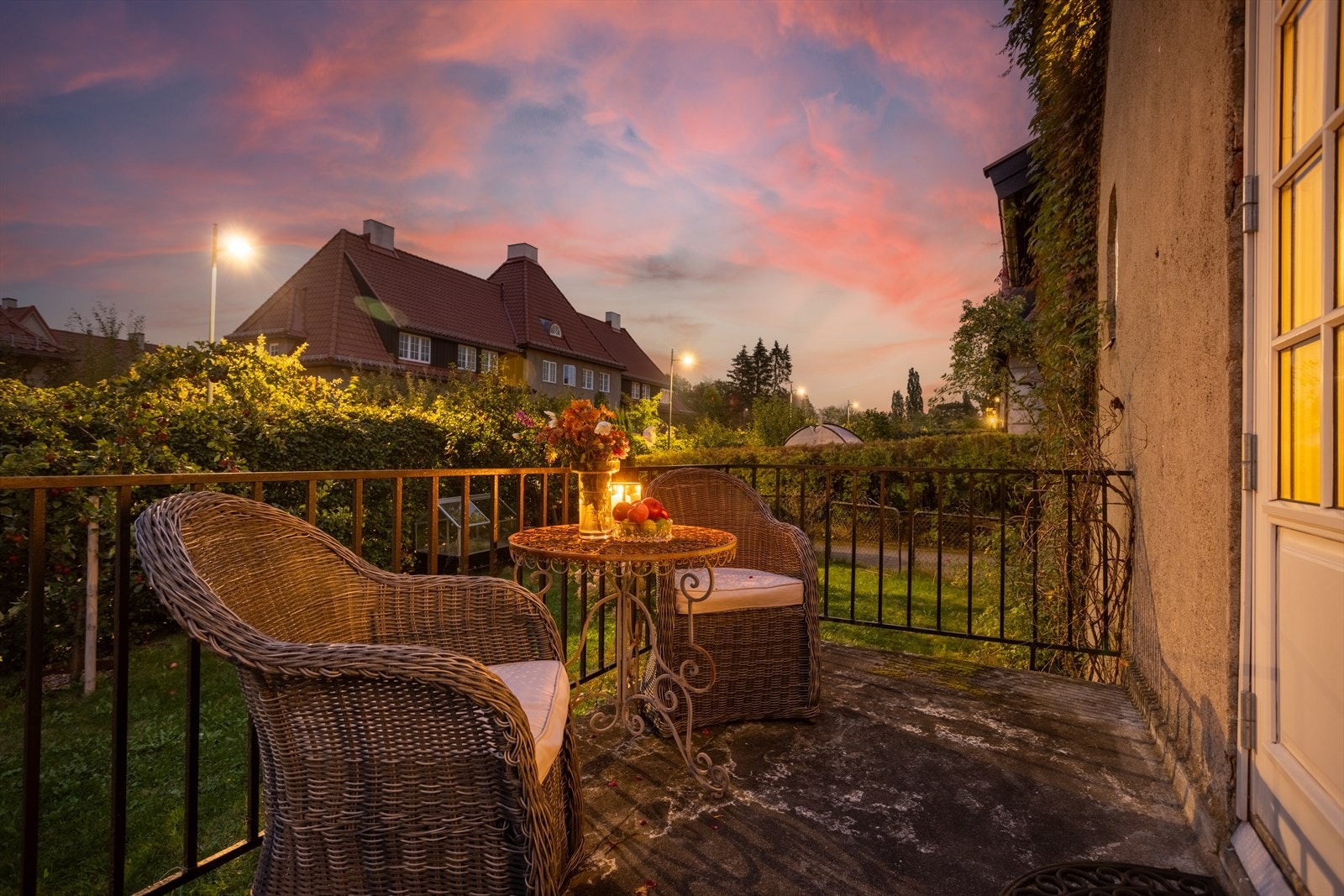 Verandaen har direkte adkomst til hagearealet, og er et lunt og hyggelig sted å nyte blant annet morgenkaffen. Galleribilde