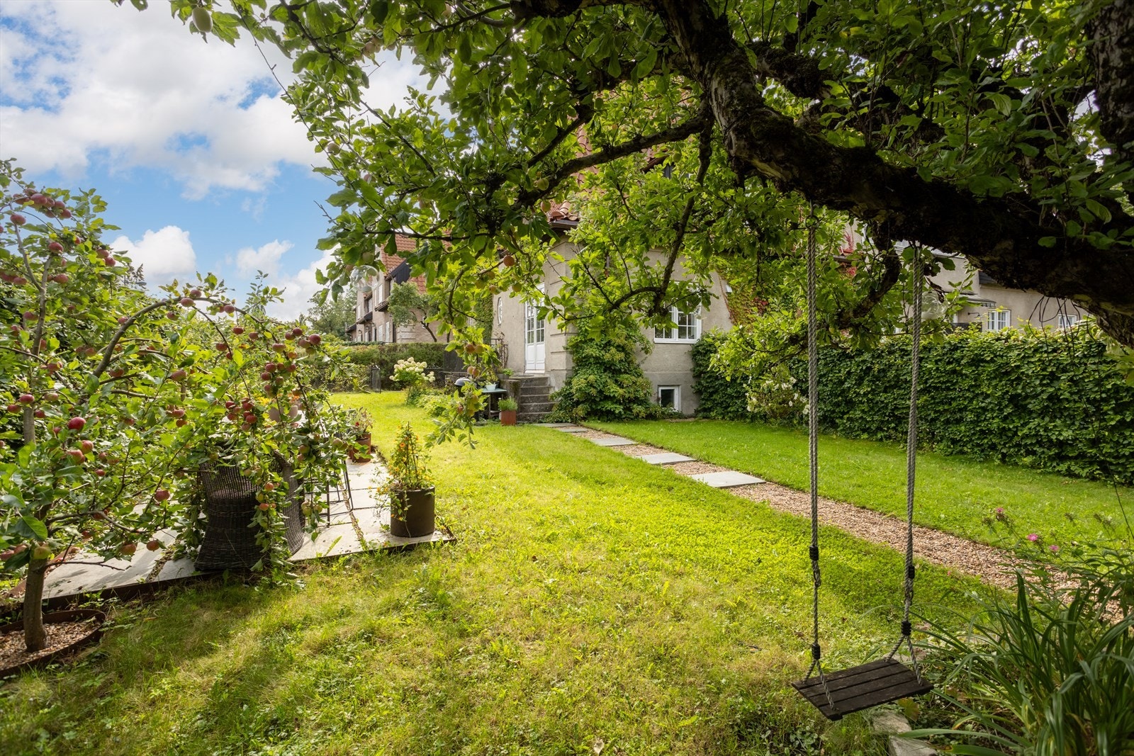 Hagen har rikelig med boltreplass for både store og små, og gir flere soner for hygge, avslapning og lek. Galleribilde