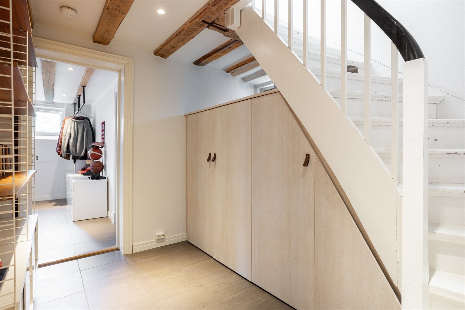 Underetasjen består av en kjellerstue, baderom, vaskerom, samt bod og teknisk rom. Gangen har praktiske oppbevaringsløsninger. Galleribilde