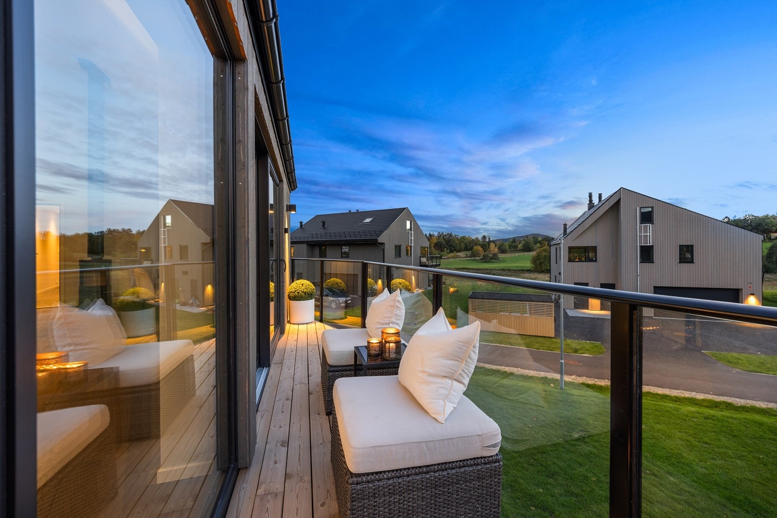 Fra stuen i andre etasje er det utgang til en sørvendt veranda på ca. 6 kvm. Galleribilde