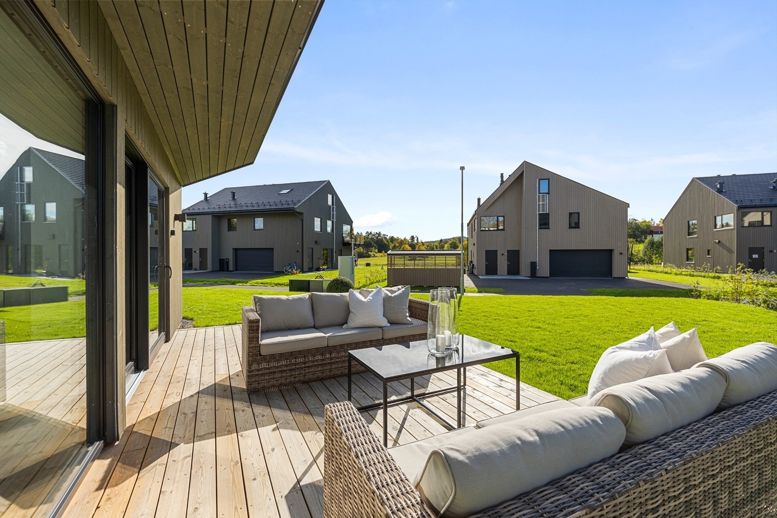 Herfra er det også direkte adkomst til den barnevennlige hagen, perfekt for lek og ballspill. Galleribilde