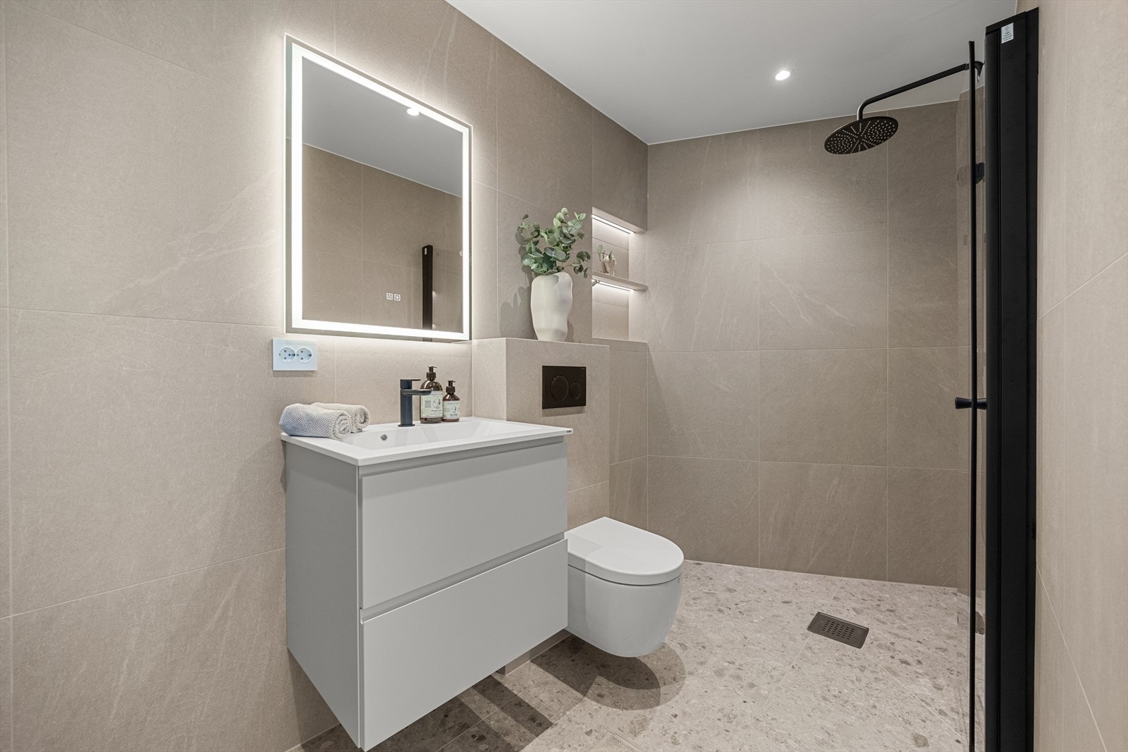 Badet i første etasje holder samme høye standard som de øvrige baderommene. Galleribilde