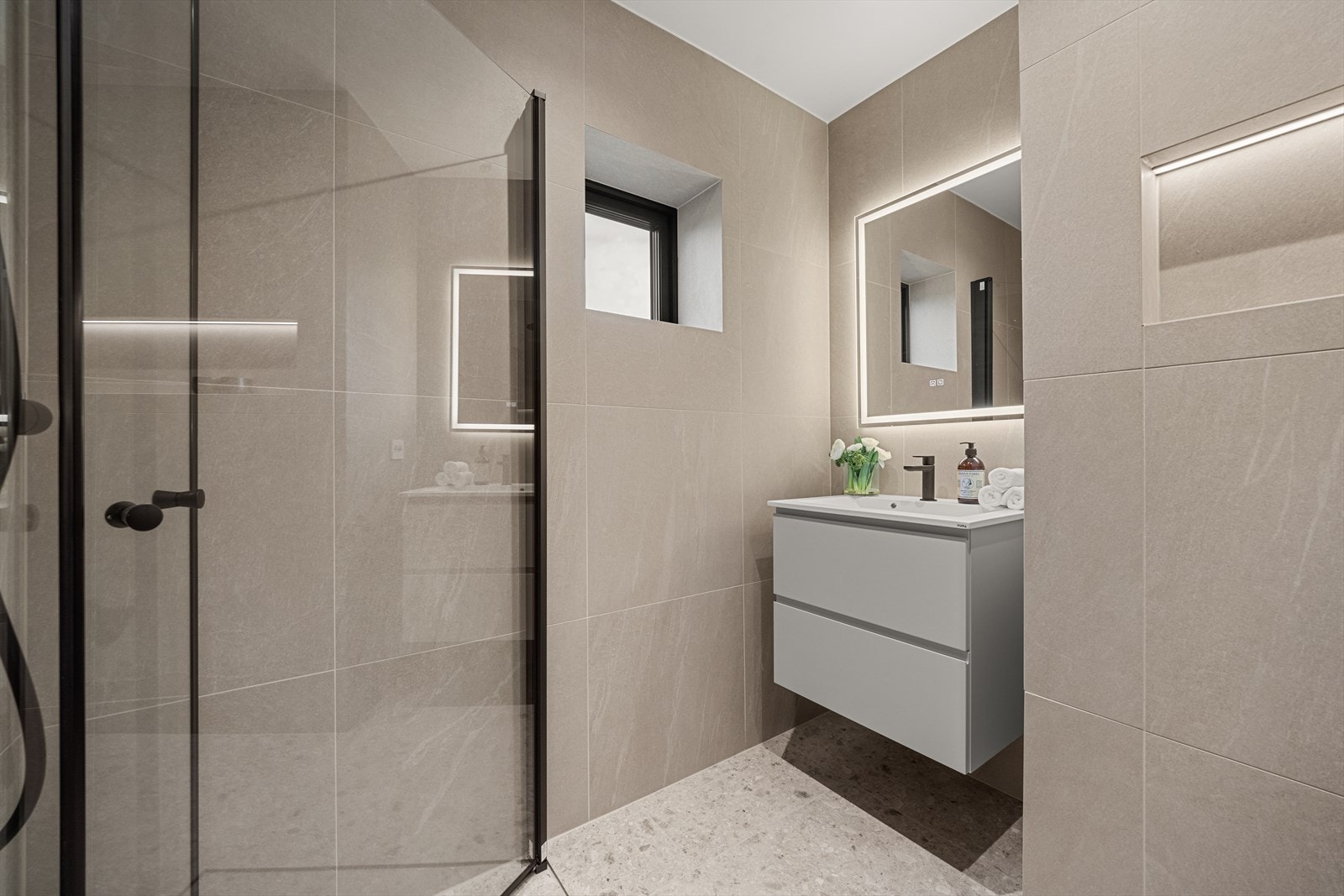 Boligens andre bad, som ligger i tilknytning til de øvrige soverommene i andre etasje, har samme delikate utførelse som hovedbadet. Galleribilde