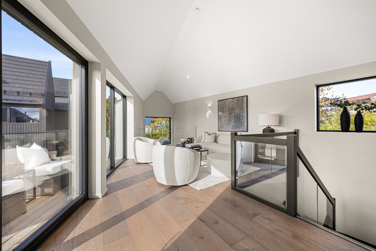 Stuen i andre etasje er et imponerende rom med røstet takhøyde som skaper en luftig atmosfære. Galleribilde