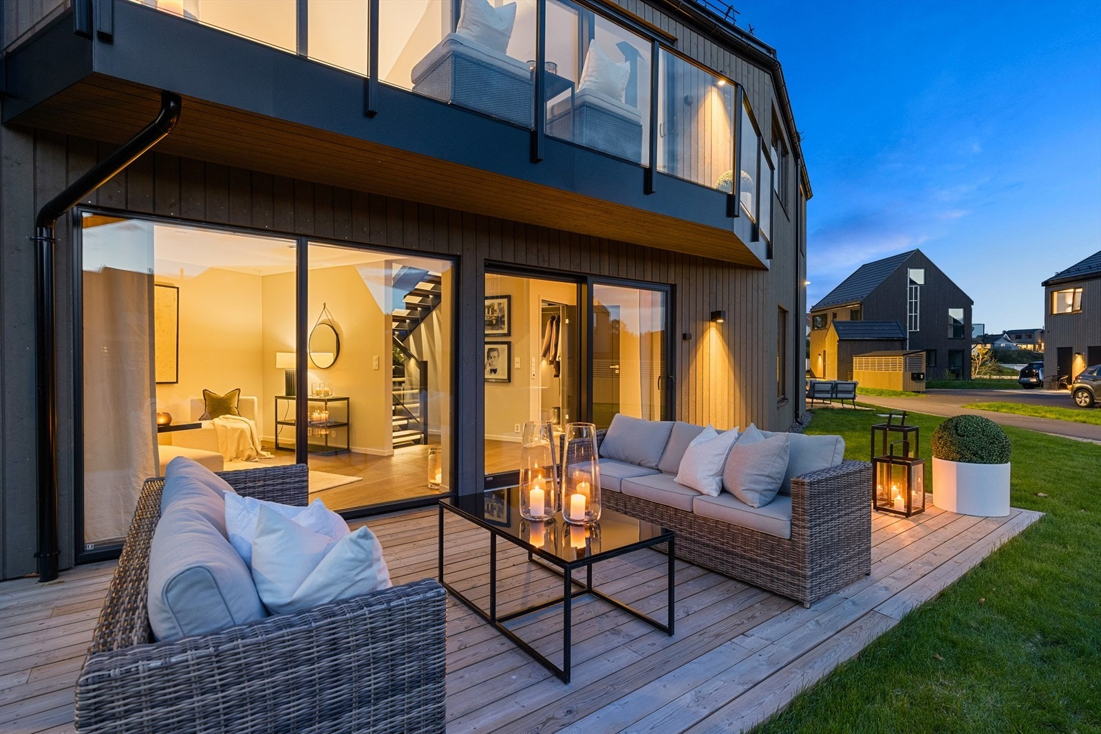 Fra stuen i første etasje er det utgang til en større sørvendt terrasse med plass til loungemøbler eller en spisegruppe med grill. Galleribilde