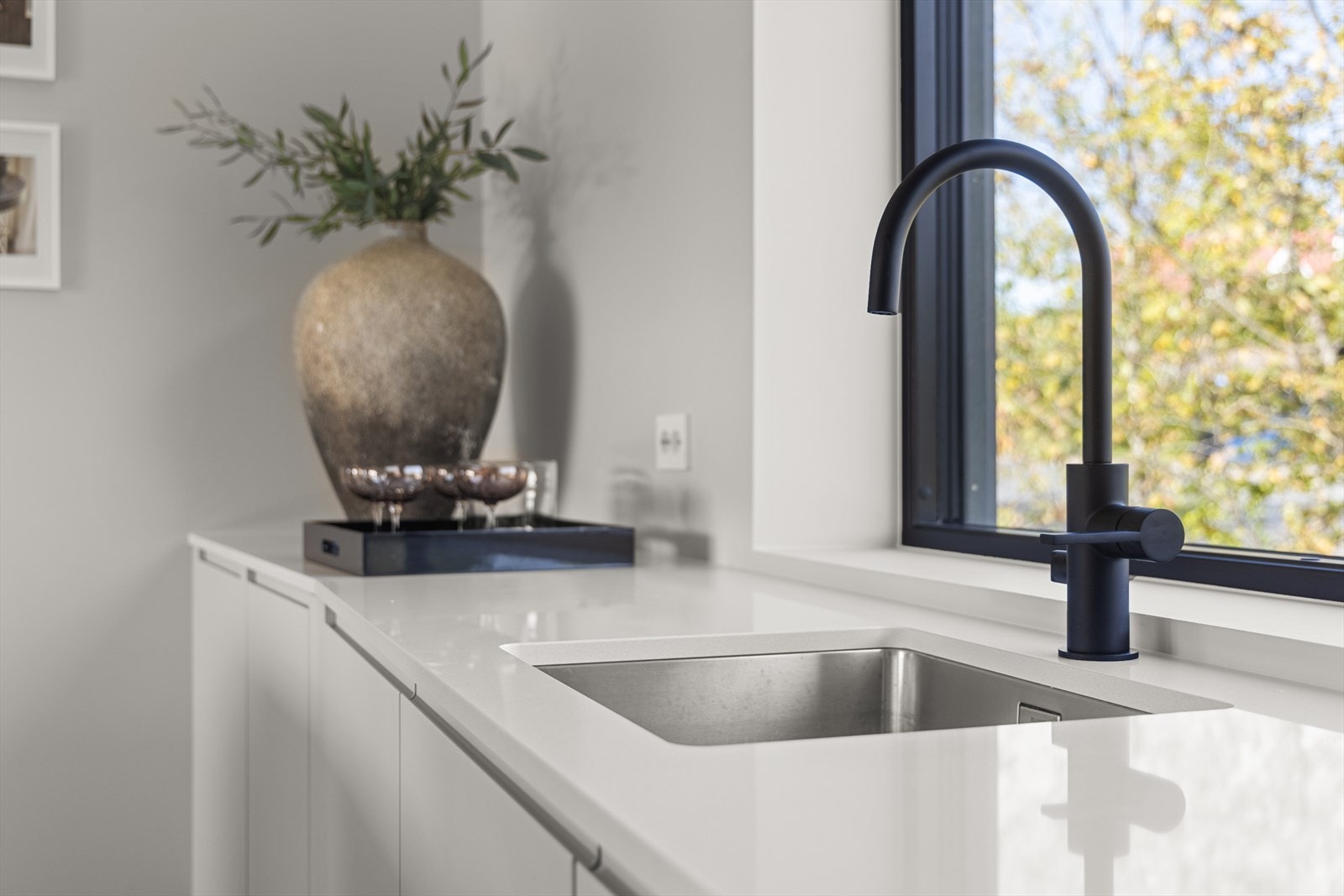 Benkeplaten er i slitesterk komposittstein. Galleribilde