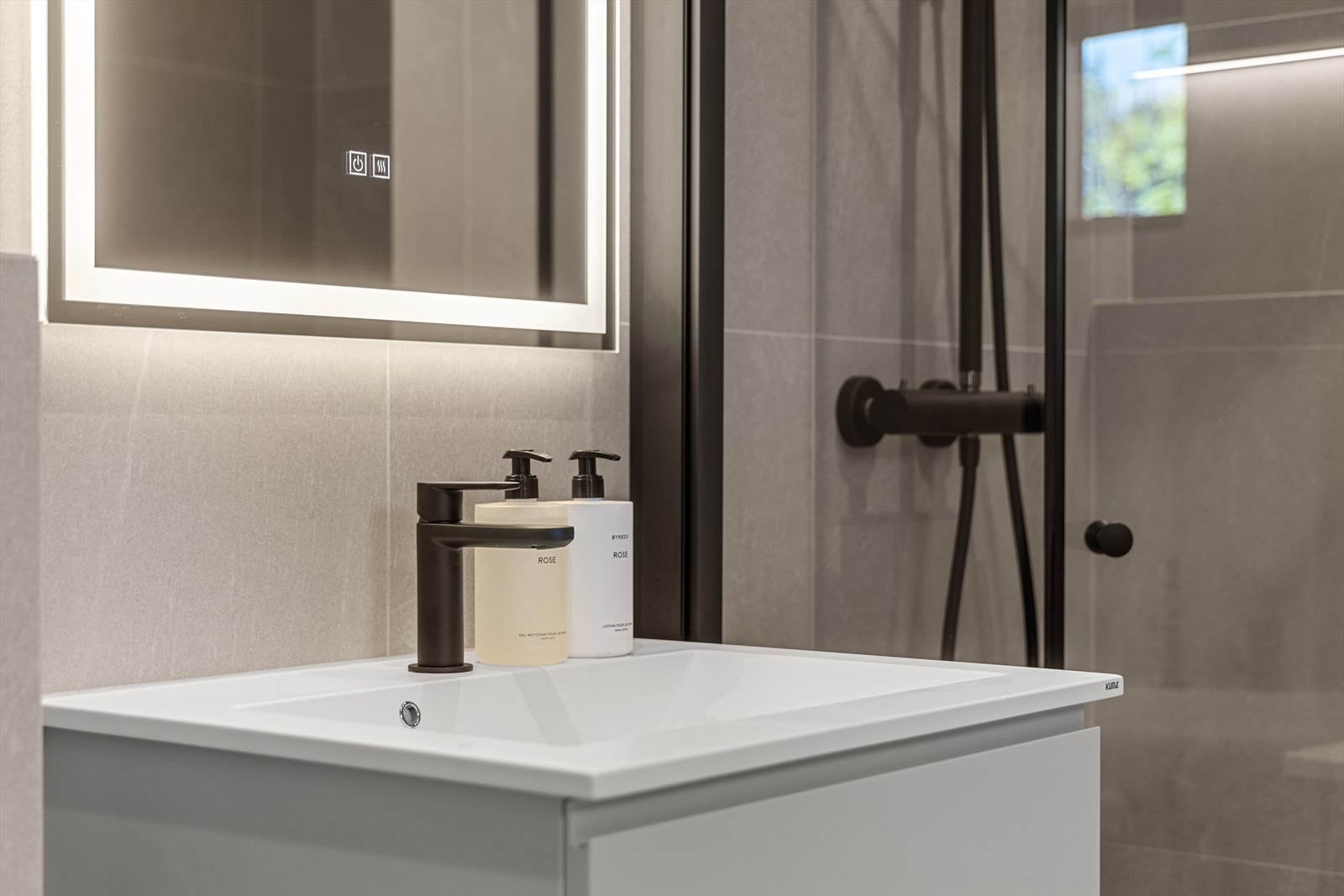 Her finner du bl.a. en elegant skuffeseksjon med heldekkende servant og speil med integrert belysning. Galleribilde