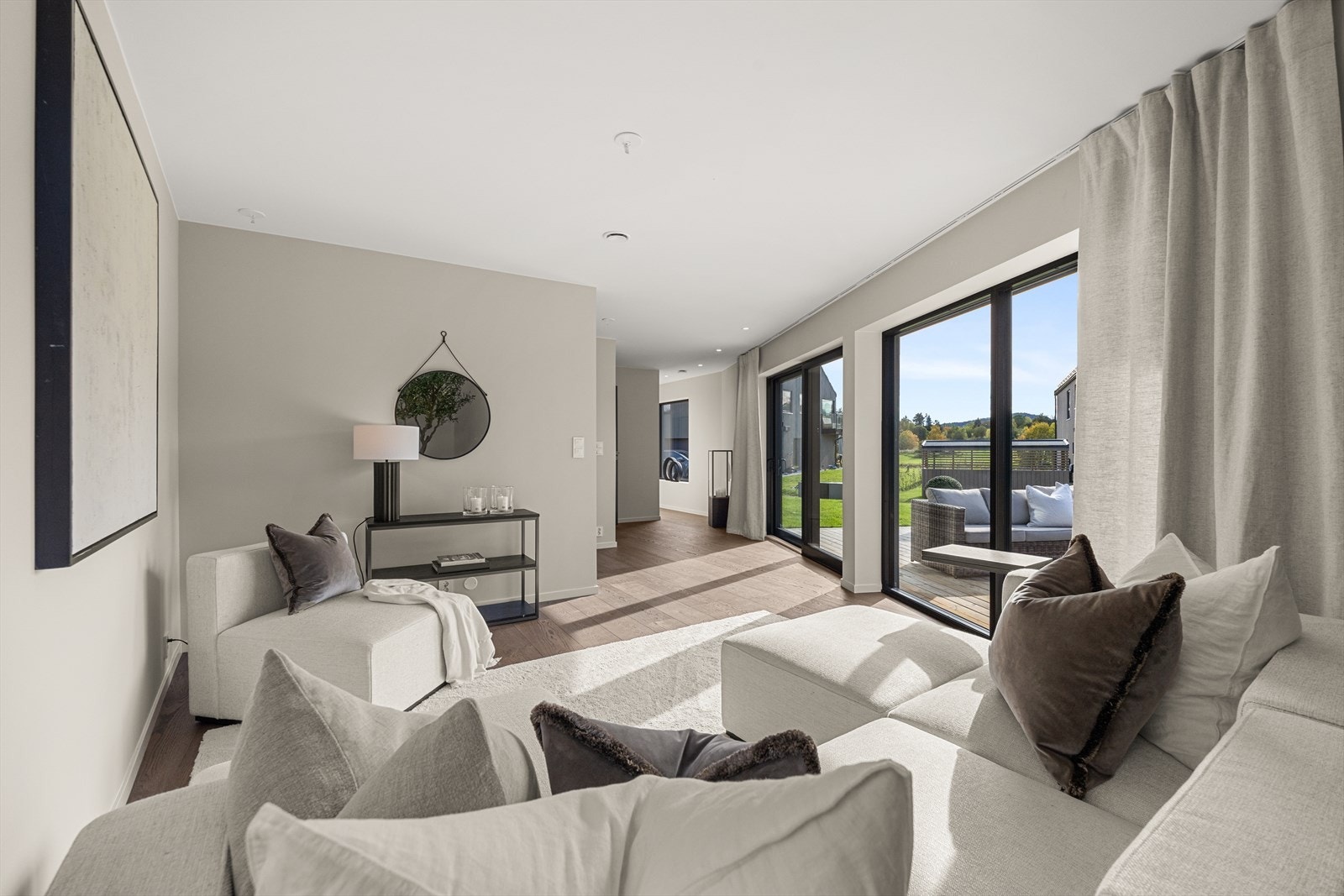 Gulvet er dekket av elegant 1-stavs eikeparkett som harmonerer med de øvrige materialvalgene i rommet. Galleribilde