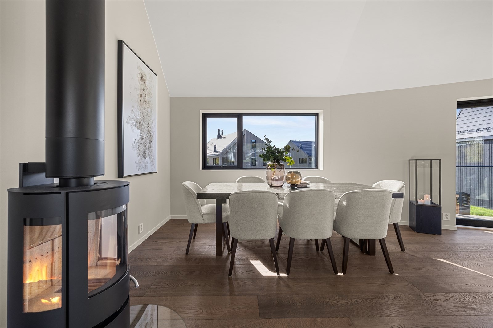 Spisestuen fungerer som en fin forlengelse av kjøkkenet, noe som skaper en sosial og åpen atmosfære med god flyt mellom sonene. Galleribilde