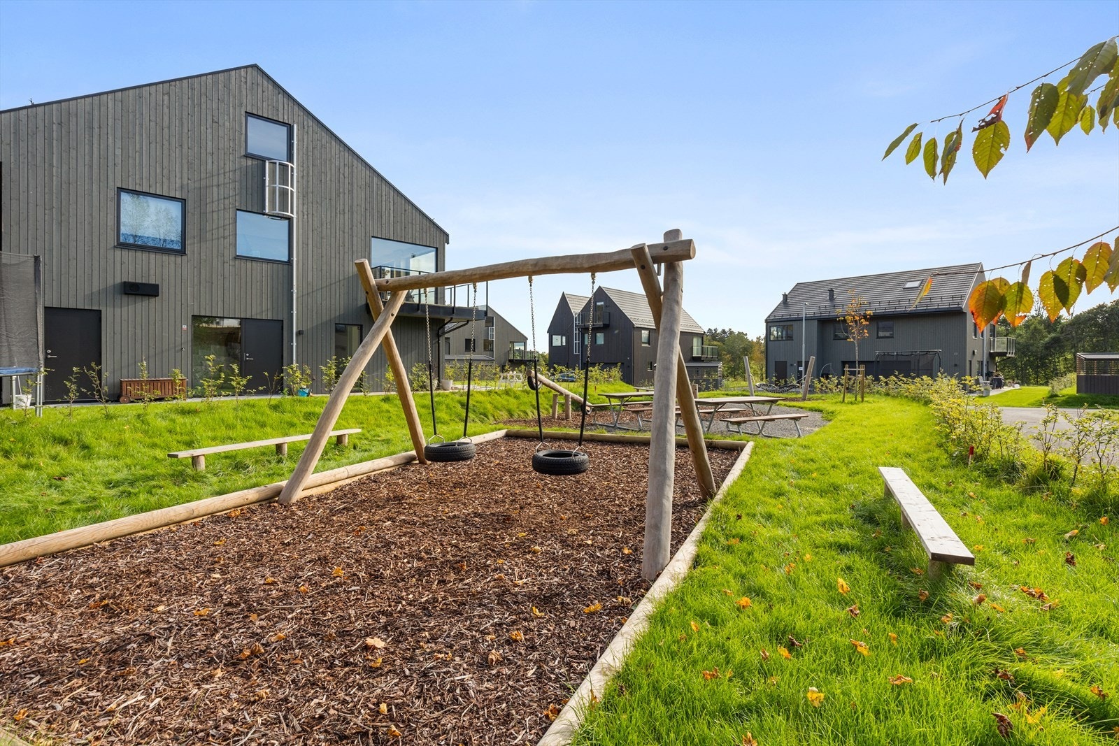 Familievennlig beliggenhet med både nærhet til barnehager og skoler, og i tillegg er det etablert en fin lekeplass inne på tunet. Galleribilde