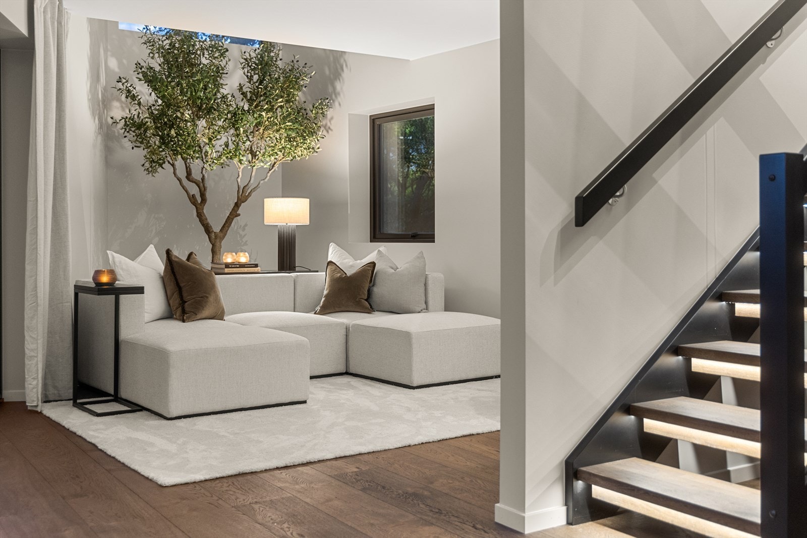 Et vakkert galleri binder sammen stuen i første og andre etasje. Galleribilde