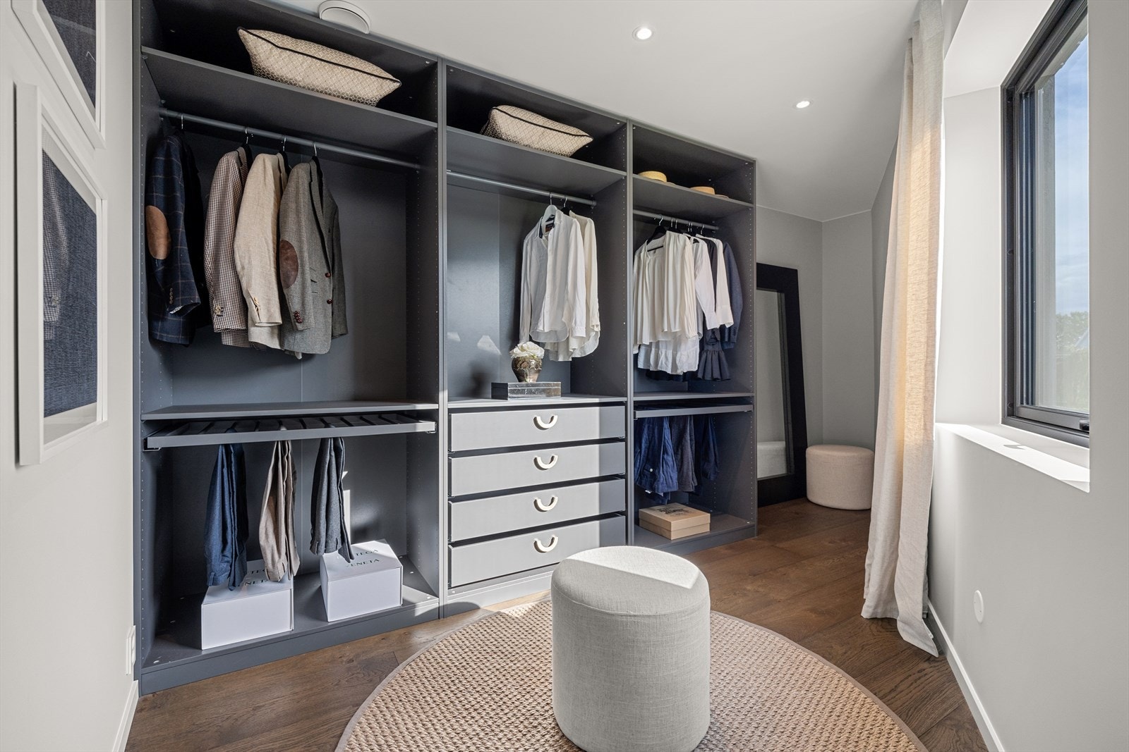 Stor walk-in garderobe. Galleribilde