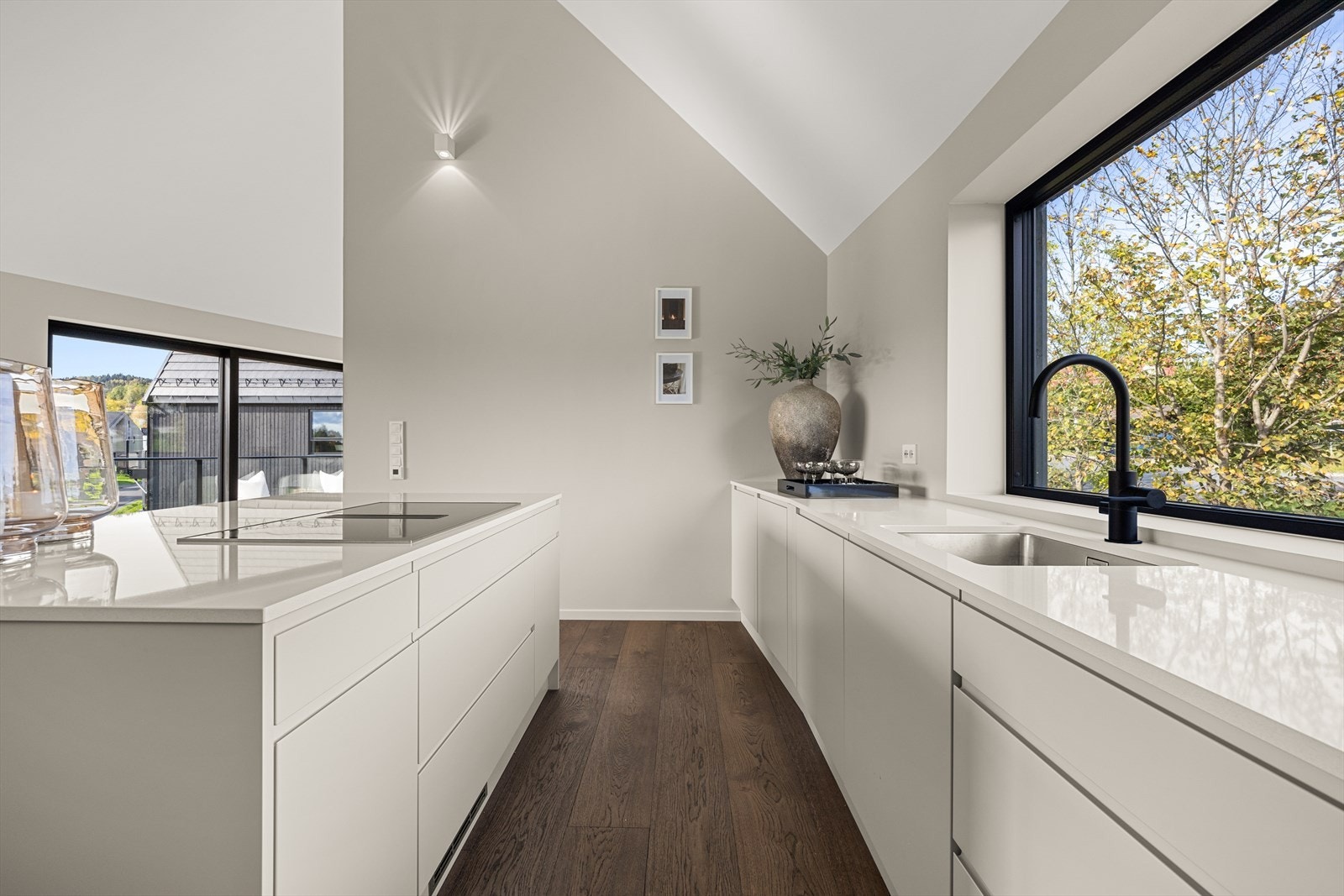 Kjøkkenet, som er i åpen løsning med spisestuen, har et tidløst og funksjonelt design levert av Tibro. Galleribilde