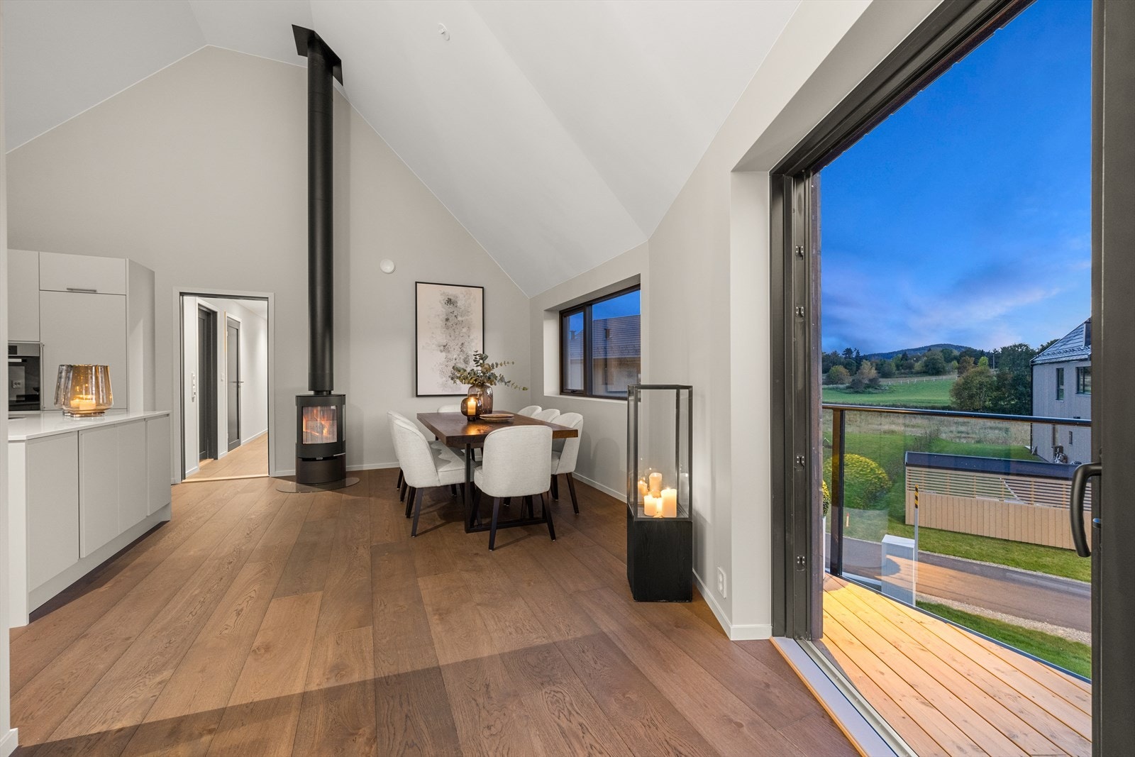 Spisestuen viderefører det eksklusive preget med 1-stavs eikeparkett, gulvvarme og moderne fargevalg. Galleribilde