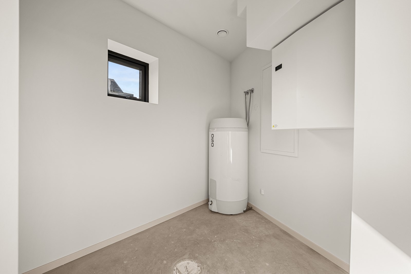 Utvendig finner du en isolert sportsbod med vindu og egen inngang, perfekt for oppbevaring av utstyr. Galleribilde