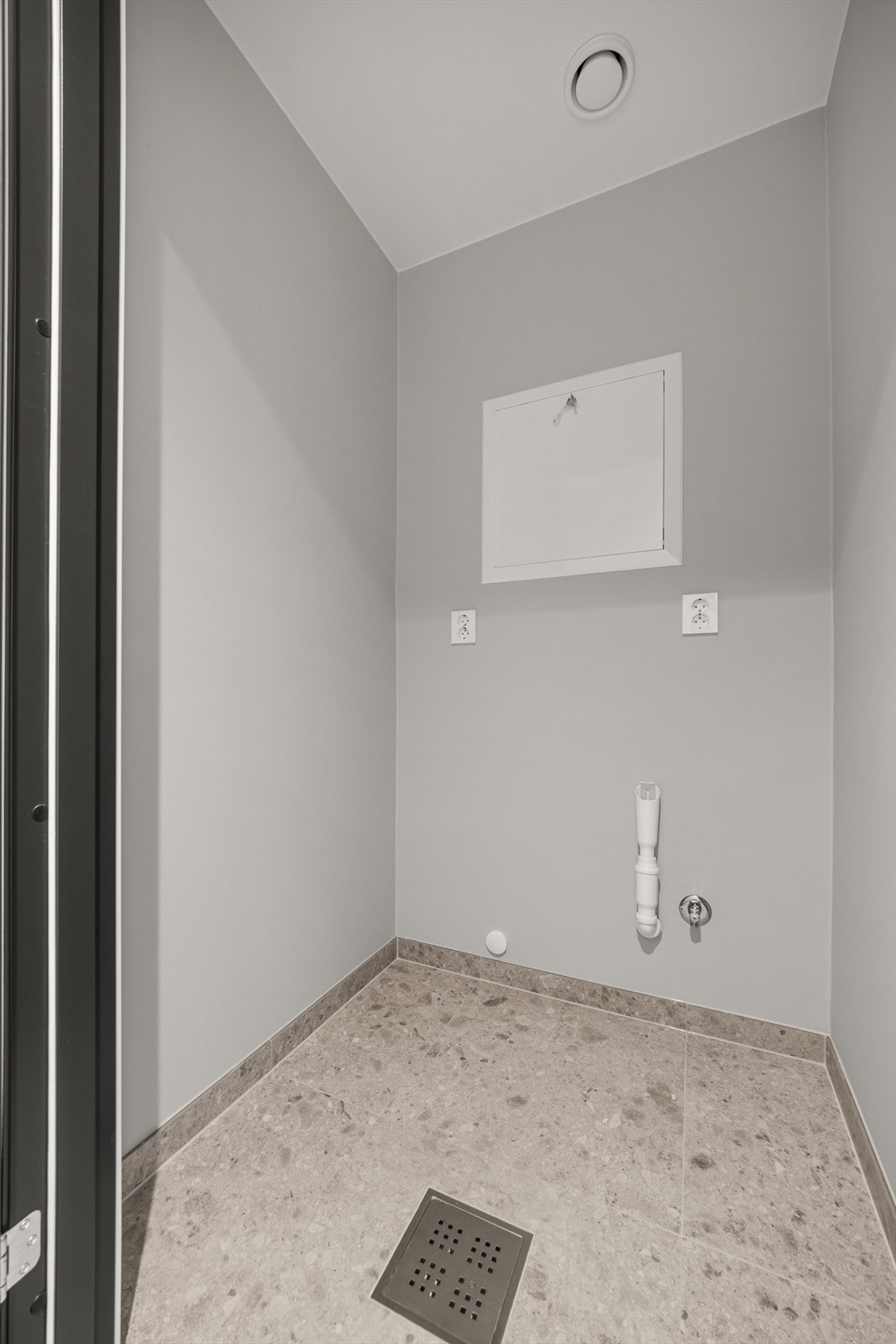 Ved siden av badene er det et praktisk vaskerom med opplegg for både vaskemaskin og tørketrommel. Videre er det plass til å montere hyller og/eller skap. Galleribilde