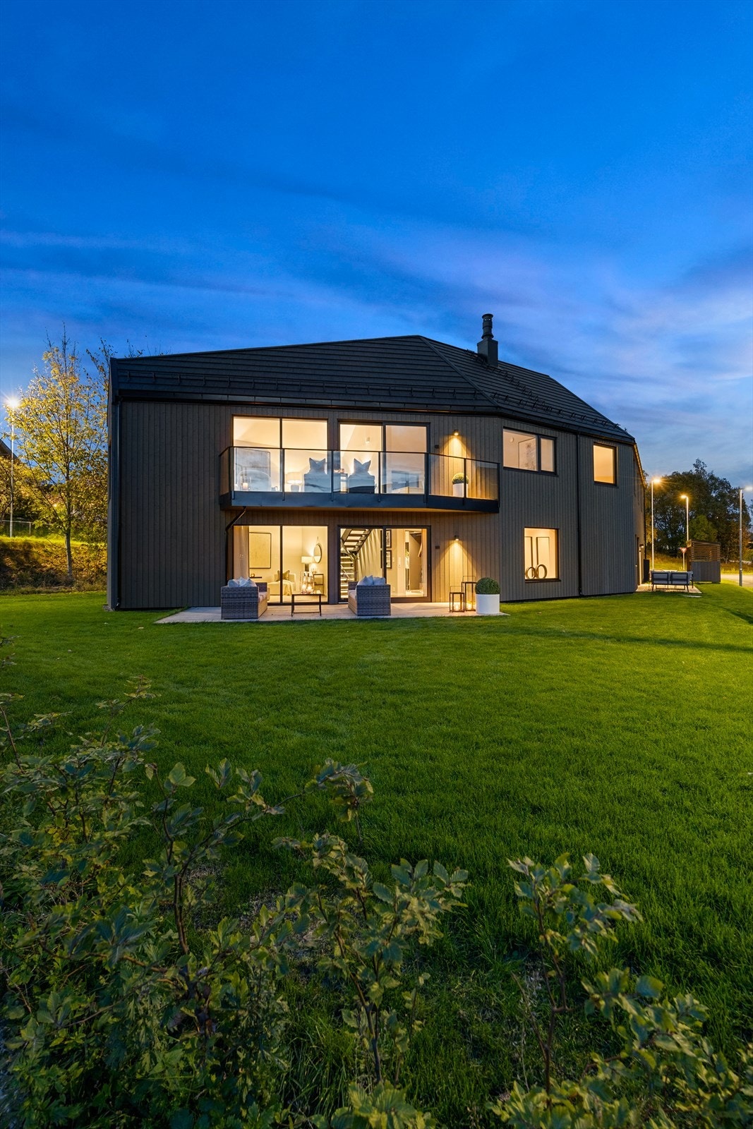 Boligen er én av to eneboliger i dette feltet og ligger fritt med spesielt gode solforhold, som gjør at du kan nyte solen fra tidlig morgen til sen kveld. Galleribilde