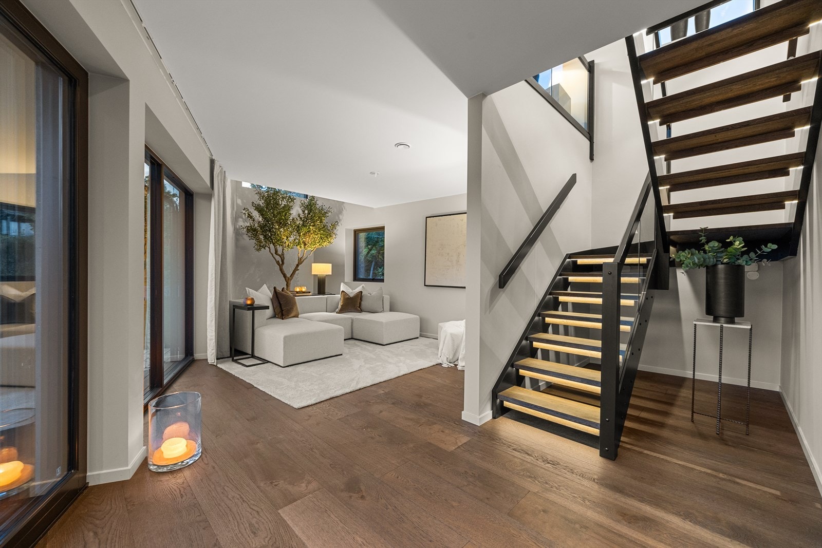 Stuen i første etasje har en fleksibel planløsning med naturlige soner for møblering. Galleribilde