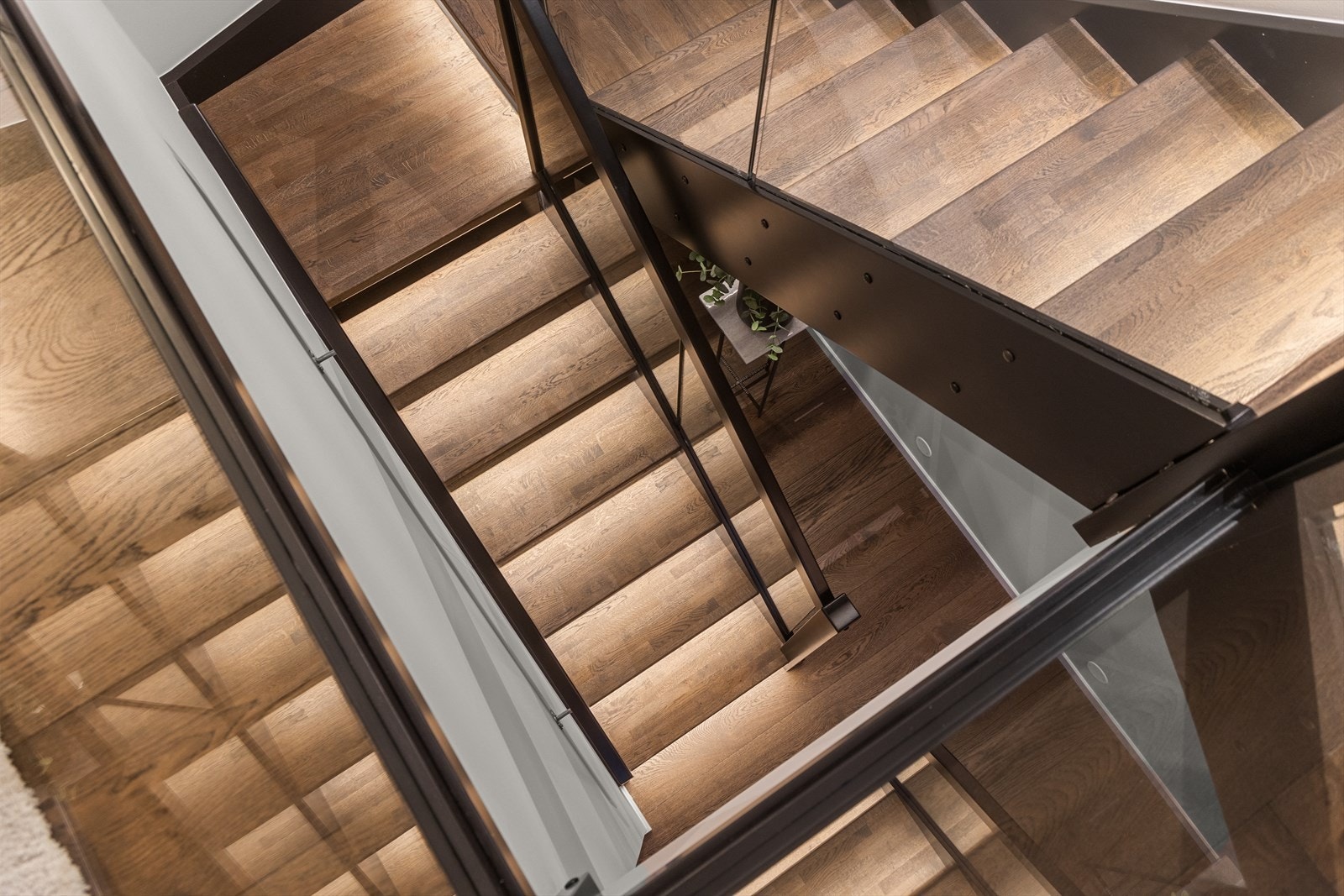 Trappen, opplyst med LED under trinnene, fører deg videre til andre etasje, som er lys og åpen. Galleribilde