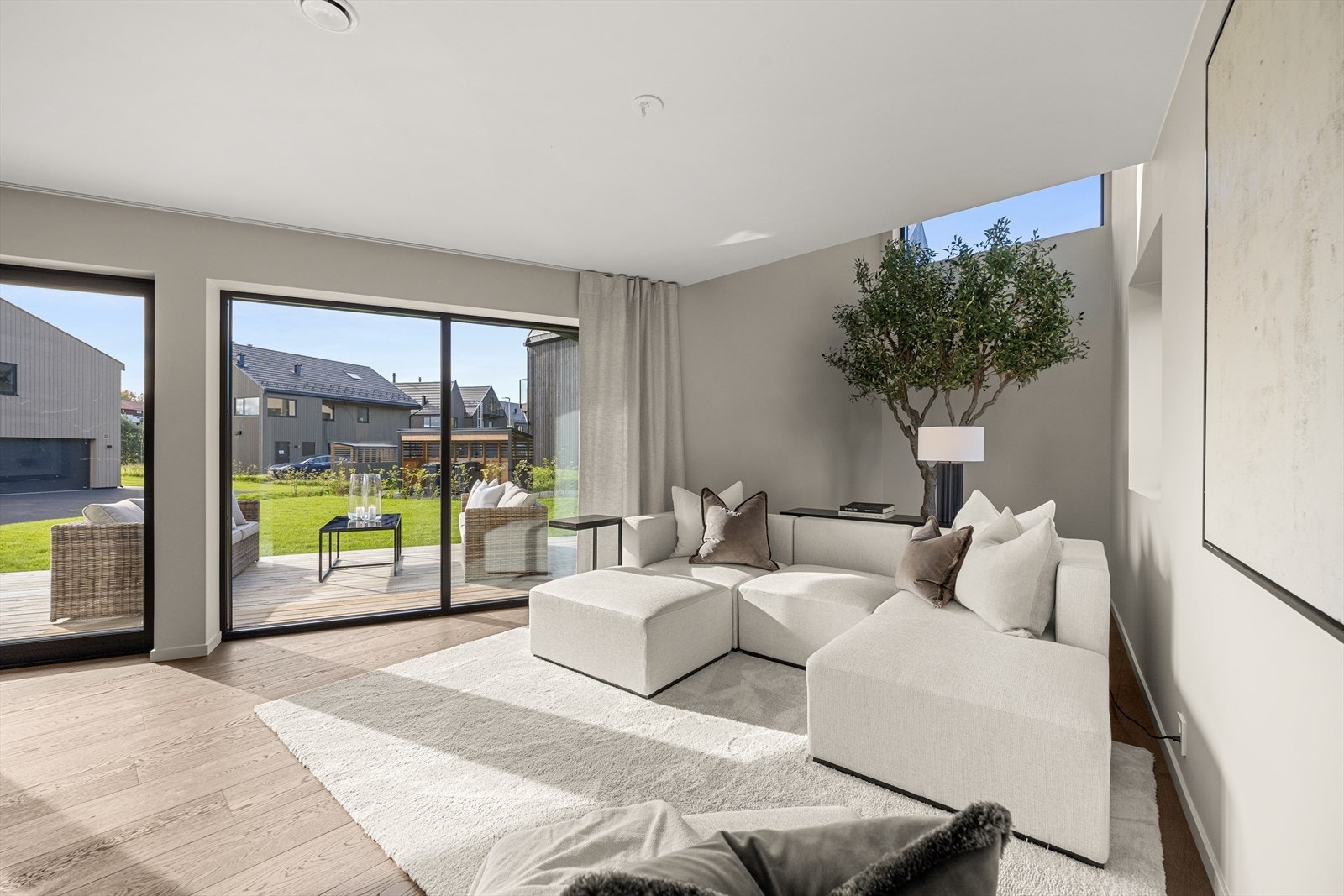 Store vindusflater slipper inn rikelig med lys. Galleribilde