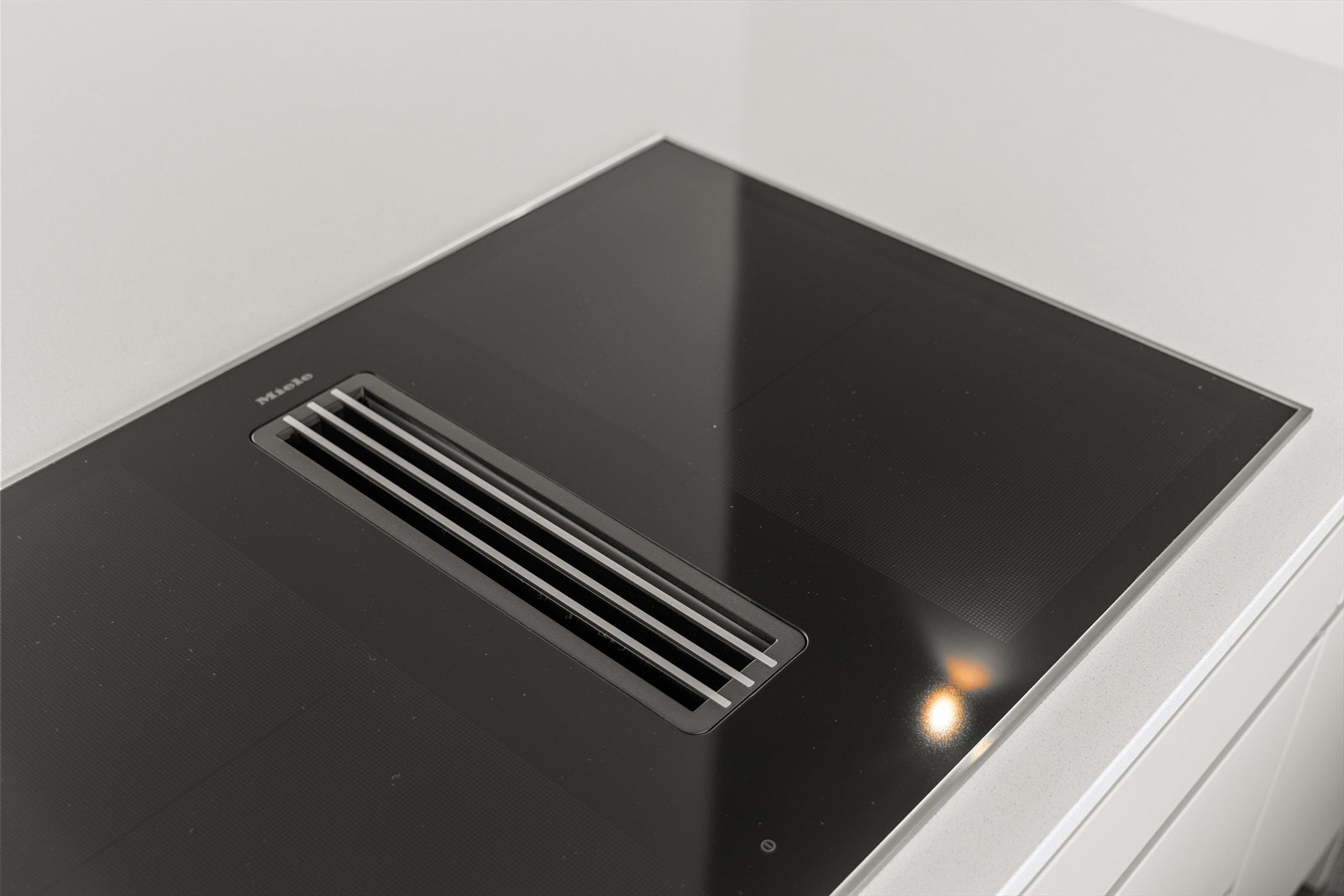 Eksklusiv 80 cm platetopp levert av Miele med ventilator. Galleribilde