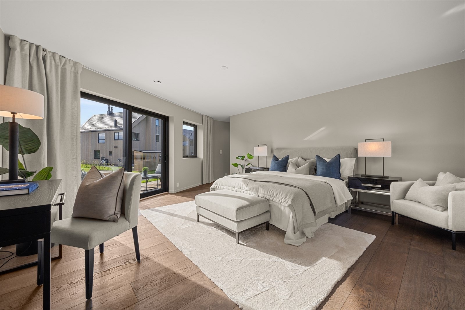 I første etasje finnes det en ekstra stue som også kan benyttes som en egen soveromsavdeling, med separat inngang utenfra. Galleribilde