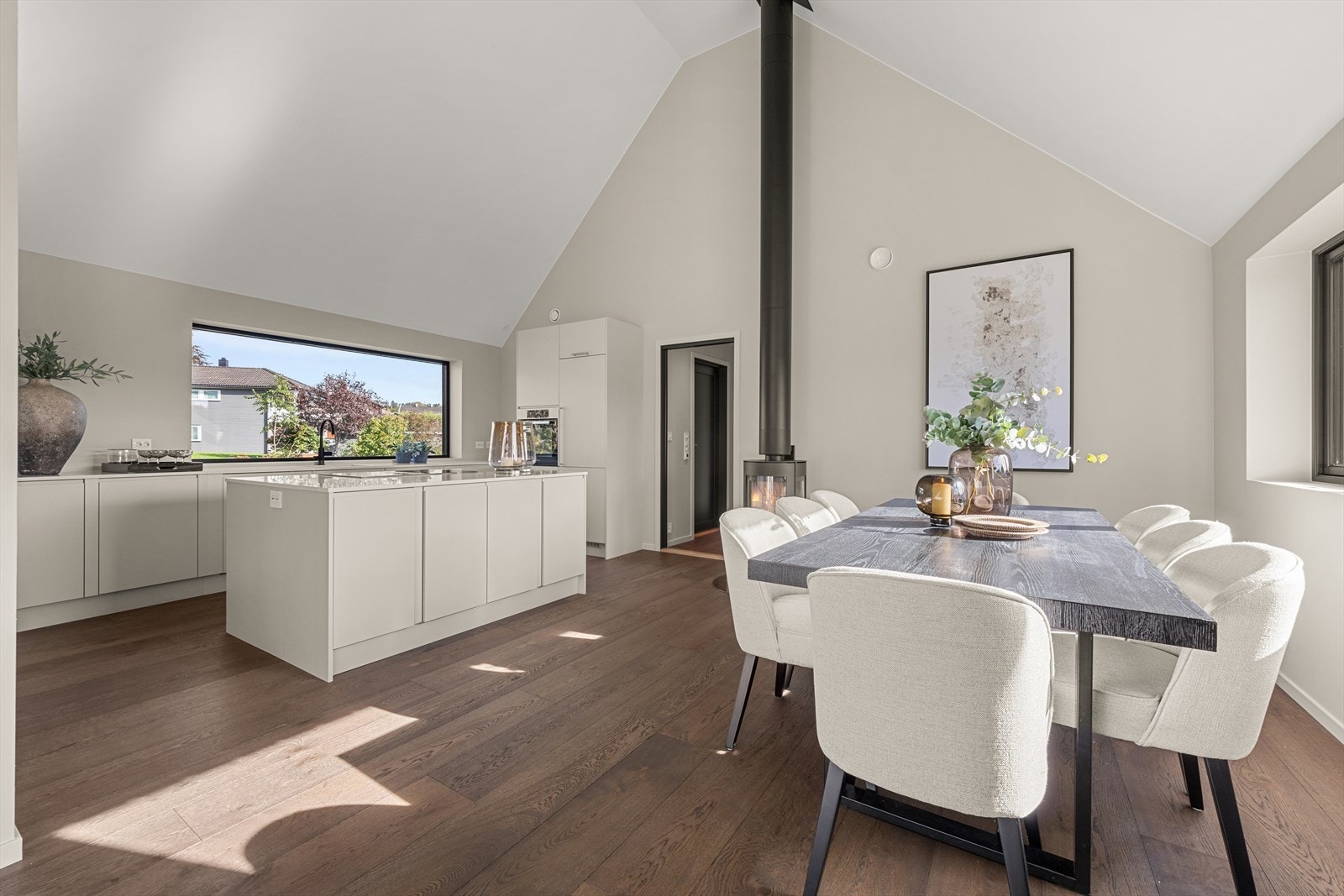 Den praktiske utformingen gir plass til et stort spisebord, perfekt for å samle familie og venner til hyggelige måltider. Galleribilde