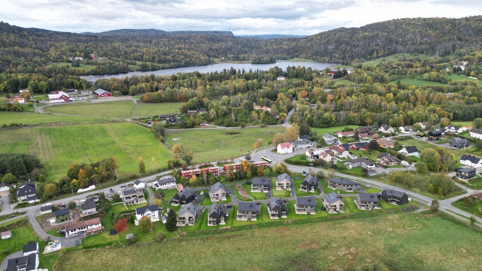 Boligområdet er stille og rolig med god plass mellom husene. Galleribilde
