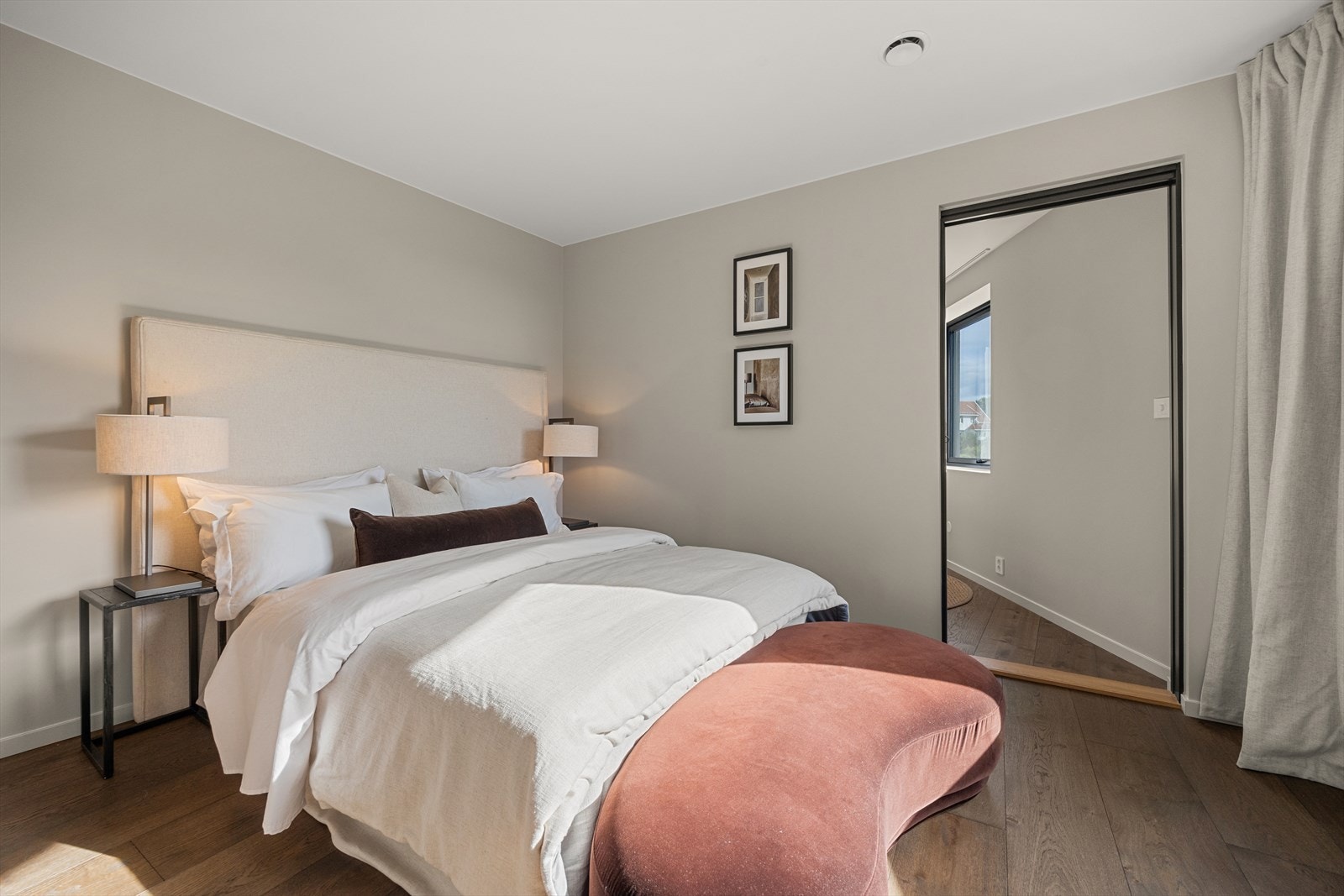 I andre etasje finner du en egen soveromsavdeling, der hovedsoverommet har eget bad og en romslig walk-in garderobe. Galleribilde