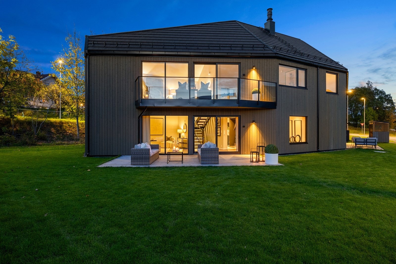 Eiendommen ligger på naturskjønne Sem i Asker, omgitt av kulturlandskap, natur og småhusbebyggelse. Galleribilde