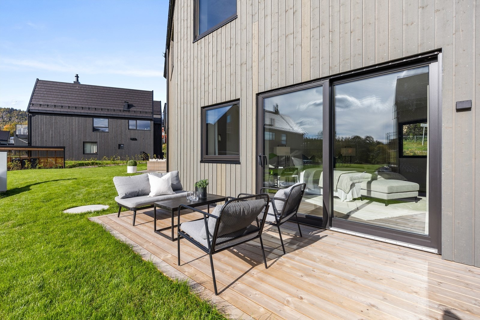 Her er det utgang til en ytterligere terrasse med plass til utemøblement. Galleribilde