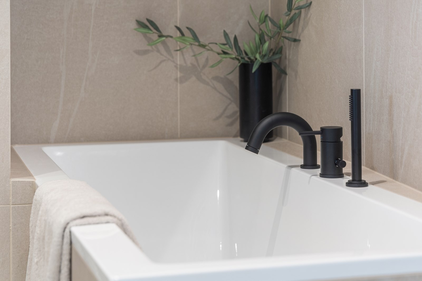 Behagelig innmurt badekar. Galleribilde