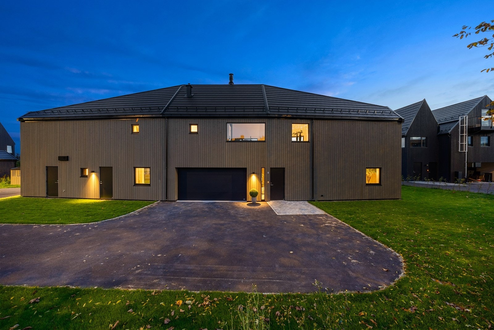 Tomten er pent opparbeidet og velstelt med asfaltert adkomst, kantstein og steinbelagt inngangsparti. Galleribilde