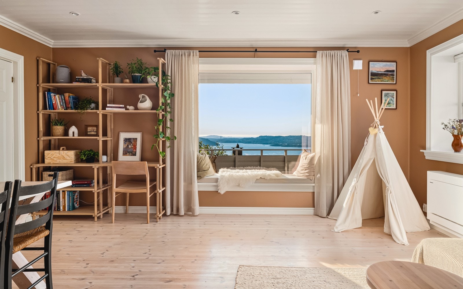 Store vindusflater rammer den fortryllende utsikten inn på best mulig vis. Galleribilde