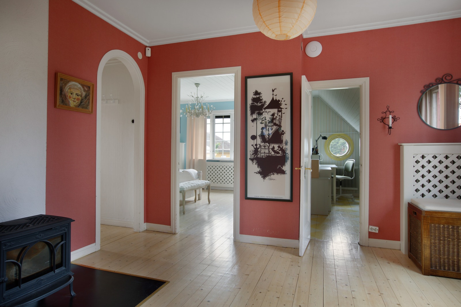 Möblerbar hall med kamin Galleribilde
