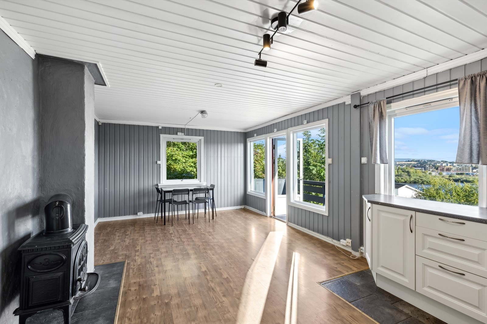 Kjøkken og spisestue/stue i en åpen løsning. Galleribilde