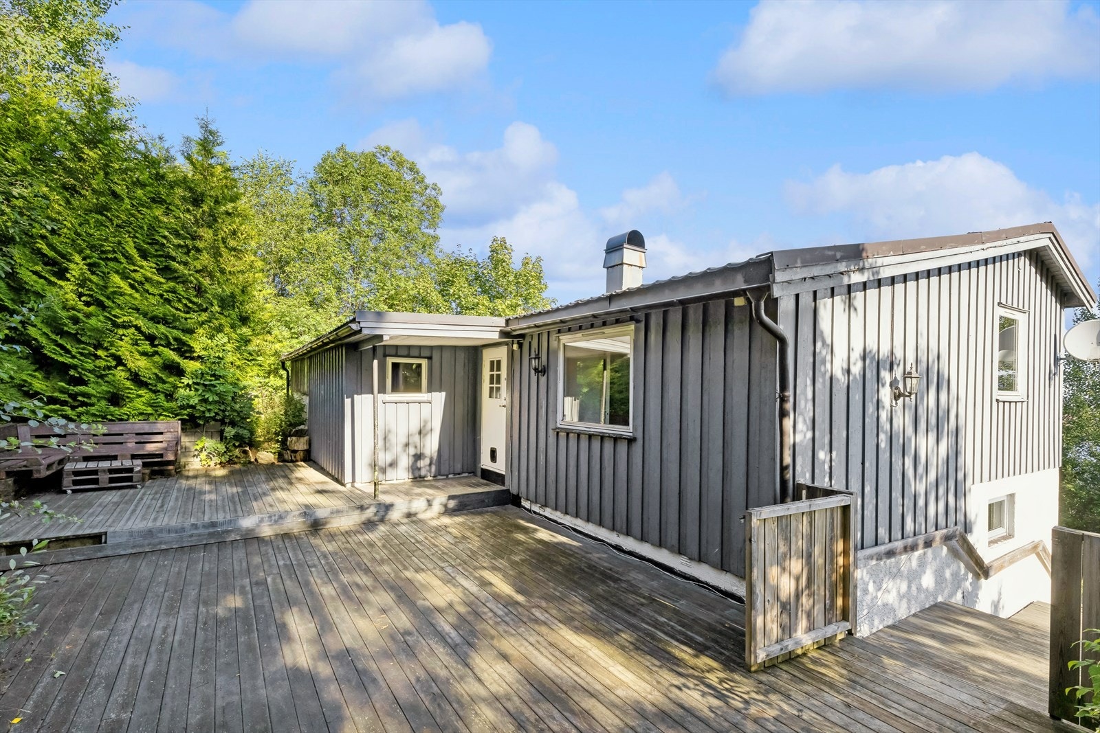 Stor platting ved inngangssiden til 1.etasje. Galleribilde