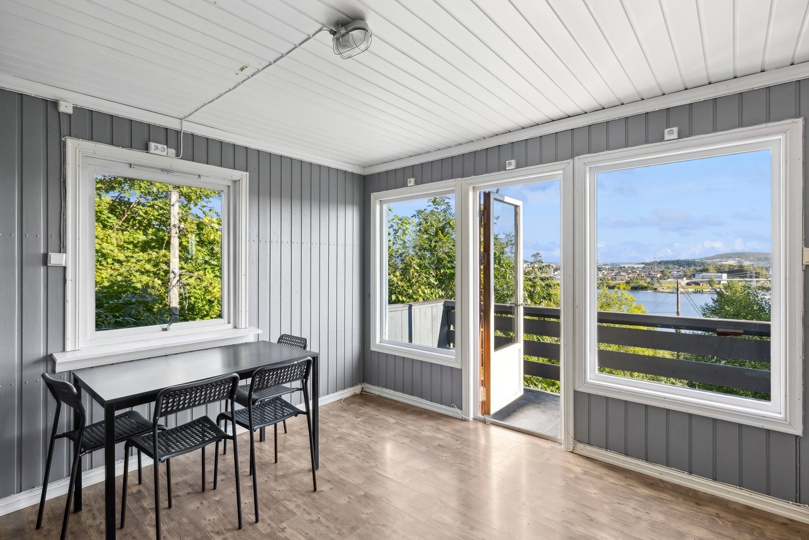Fra stue/kjøkken er det utgang til en balkong med flott utsikt. Galleribilde