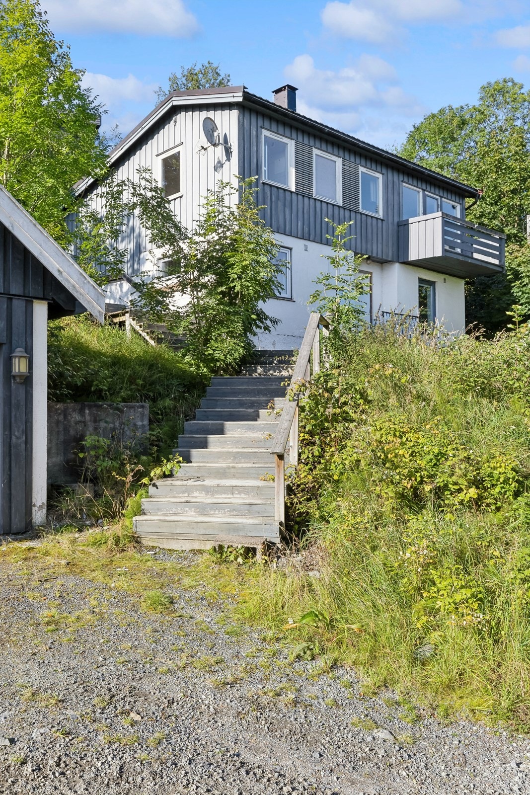 Det foreligger igangsettingstillatelse for rivning av eksisterende bolig og nybygg tomannsbolig på eiendommen så har er det mange muligheter! Galleribilde