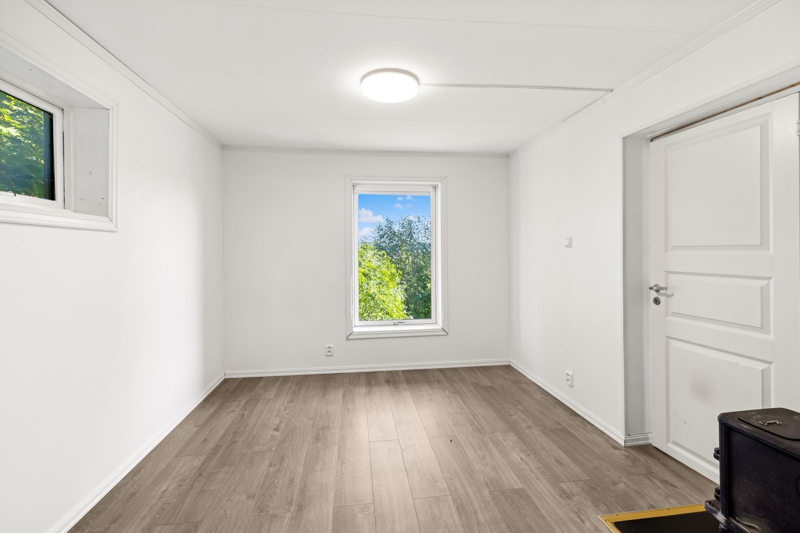 Det er lagt laminatgulv i underetasjen. Galleribilde